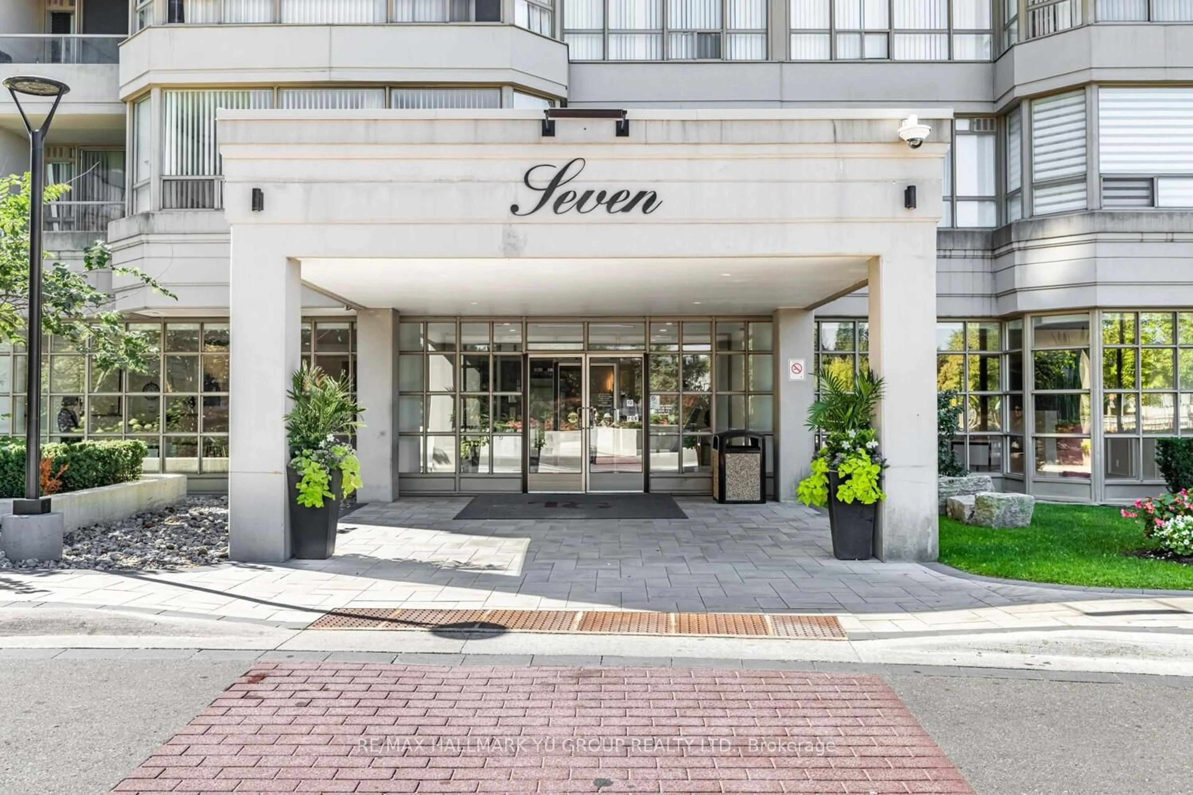 Indoor foyer for 7 Townsgate Dr #1203, Vaughan Ontario L4J 7Z9