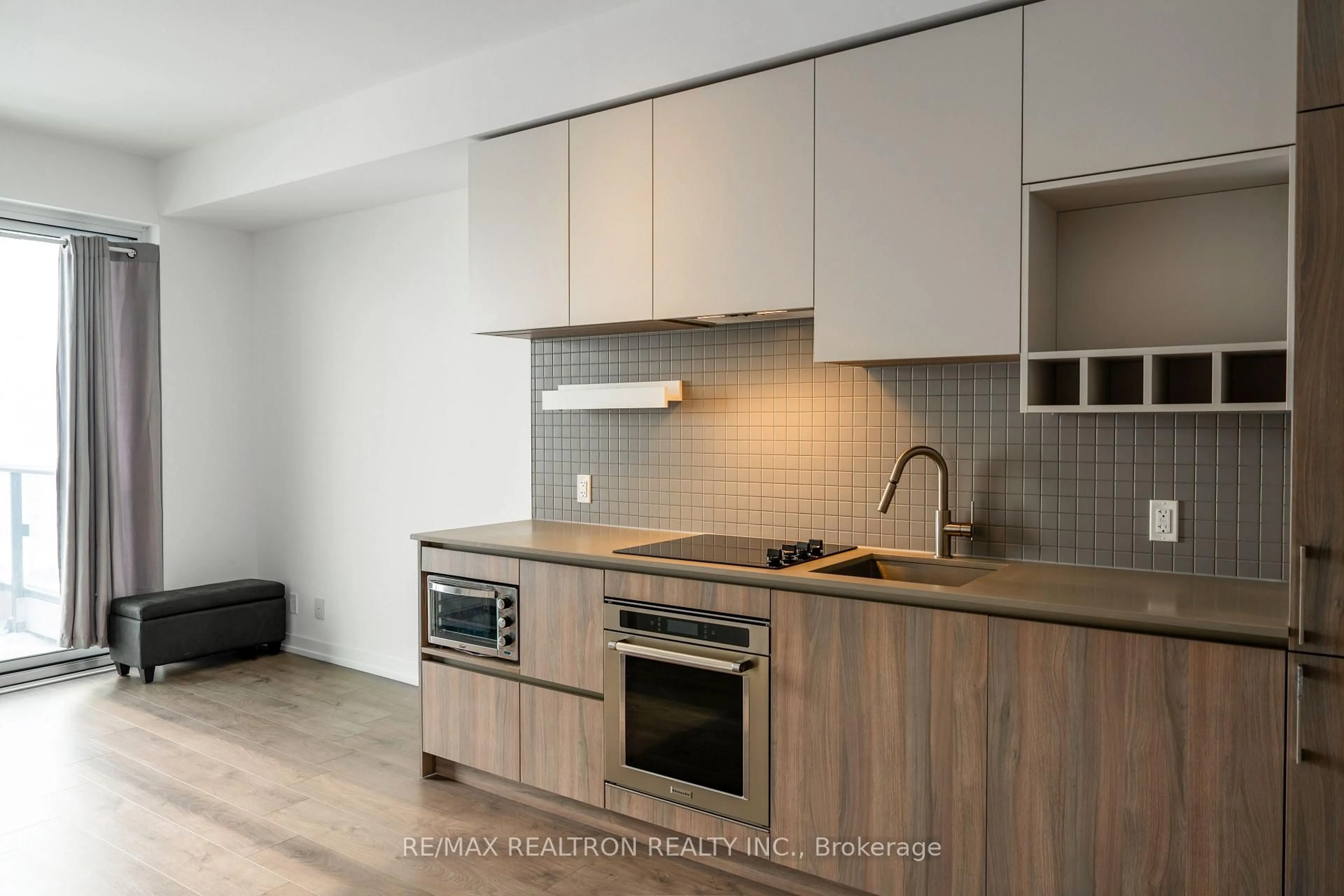 Standard kitchen, wood/laminate floor for 950 Portage Pkwy #5208, Vaughan Ontario L4K 0J7