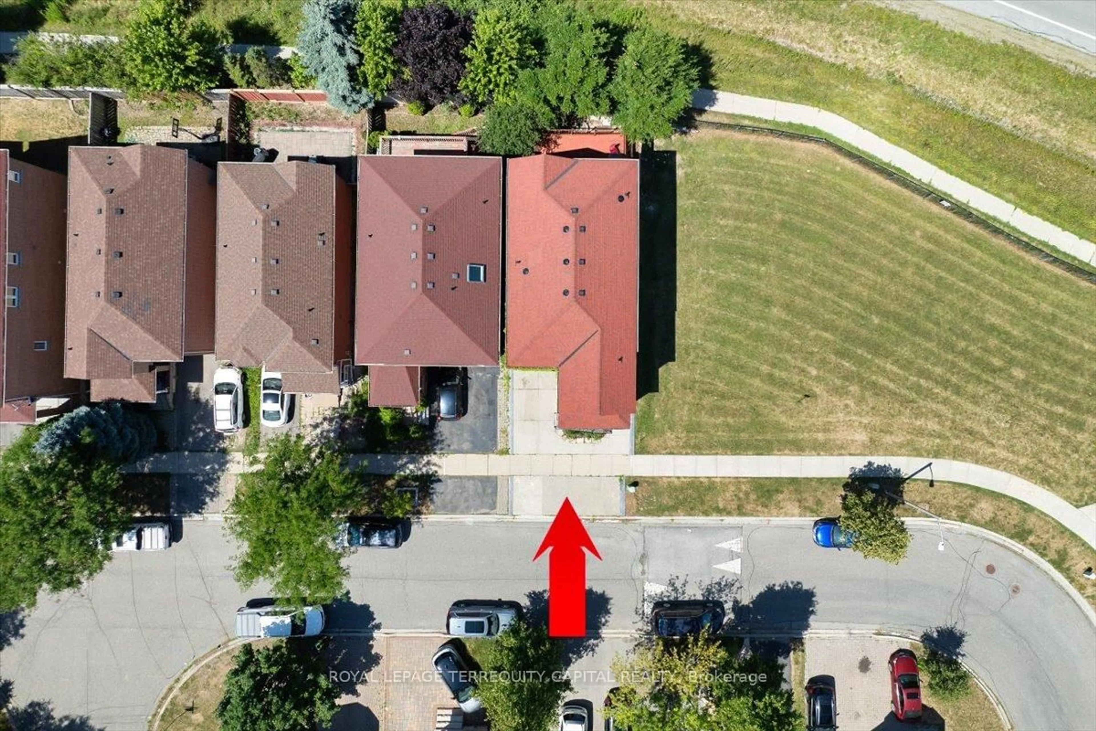 A pic from outside/outdoor area/front of a property/back of a property/a pic from drone, street for 200 Yellowood Circ, Vaughan Ontario L4J 8M4