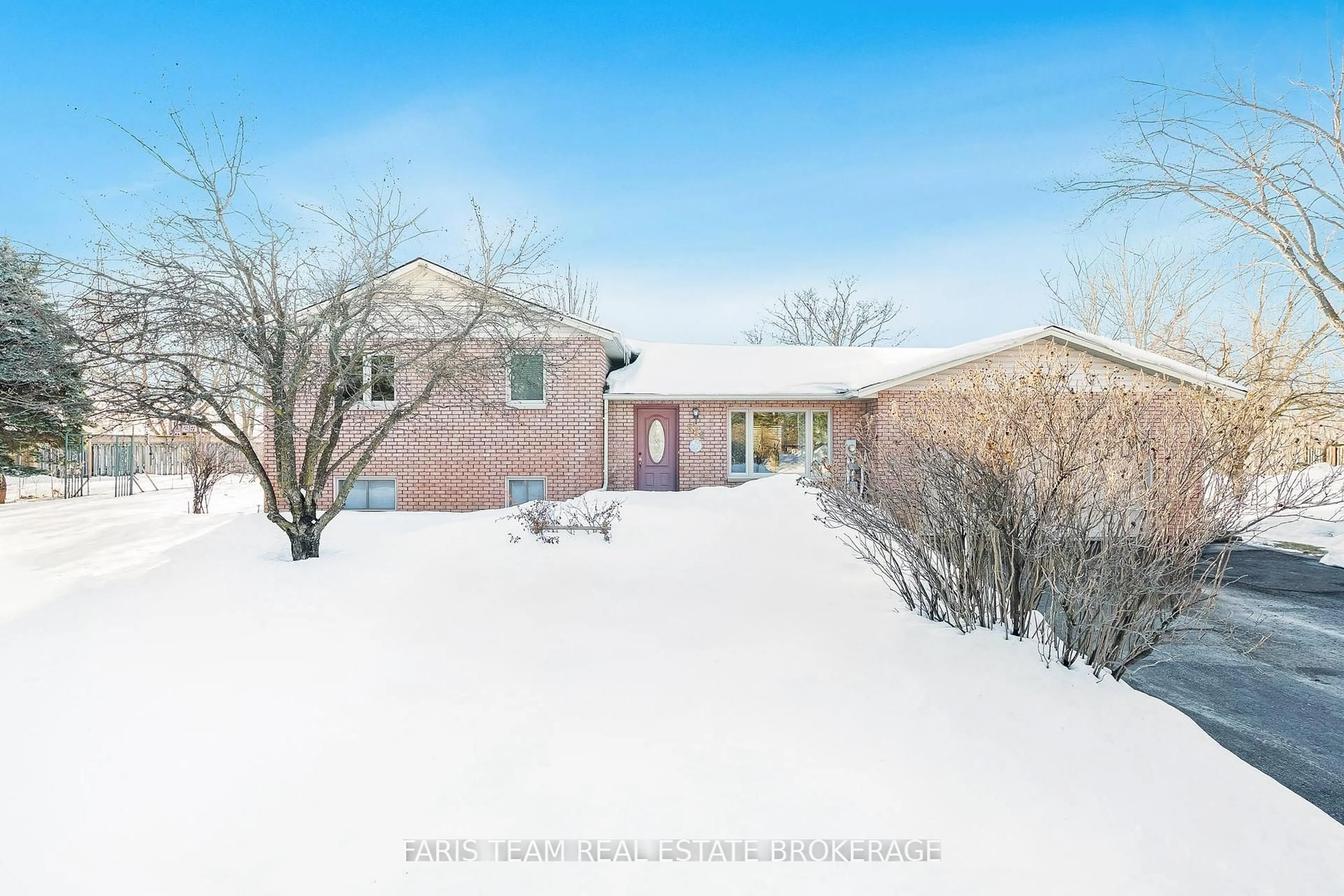 A pic from outside/outdoor area/front of a property/back of a property/a pic from drone, street for 856 Church Dr, Innisfil Ontario L0L 1K0