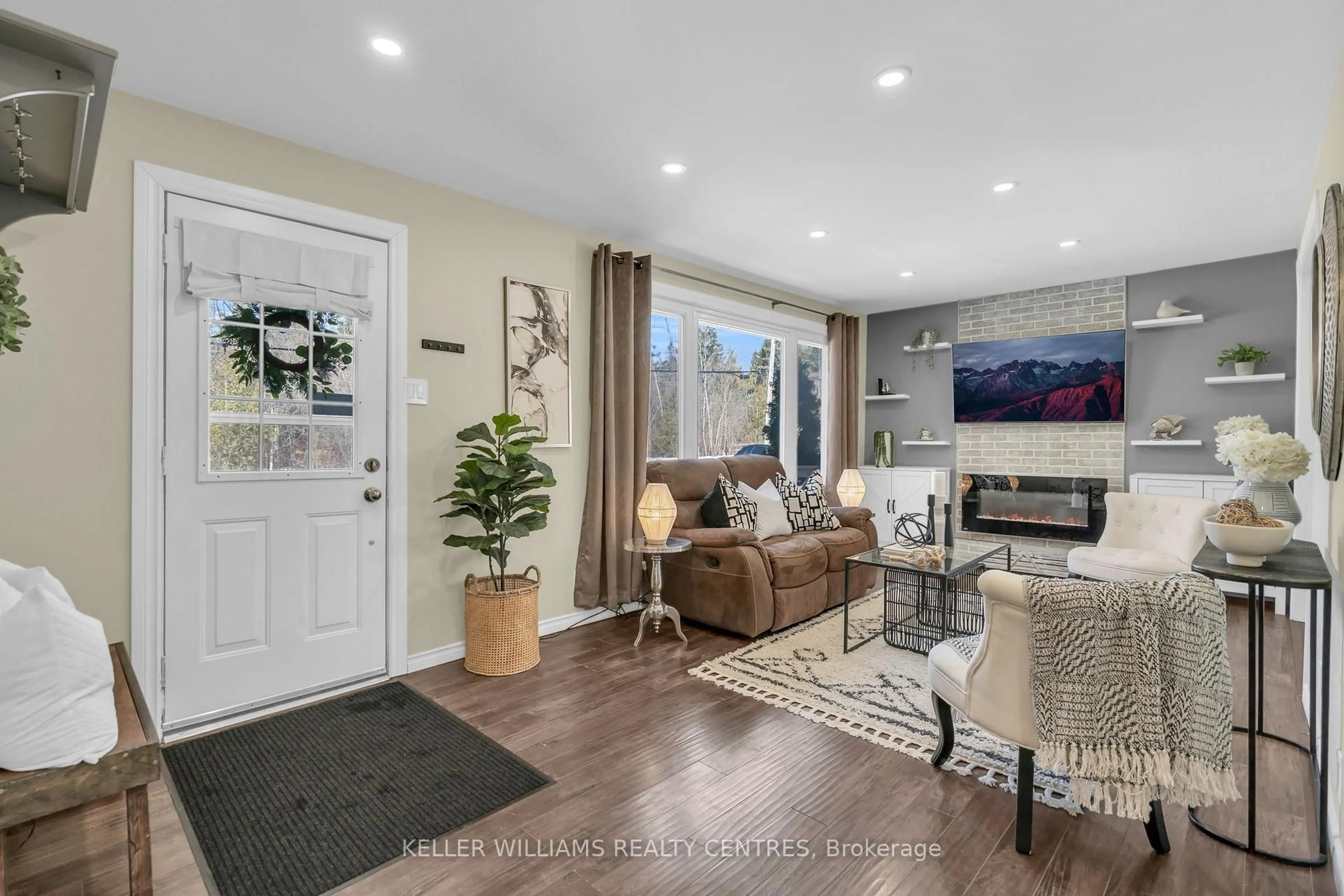 Indoor entryway for 263 Boyers Rd, Georgina Ontario L4P 3C8