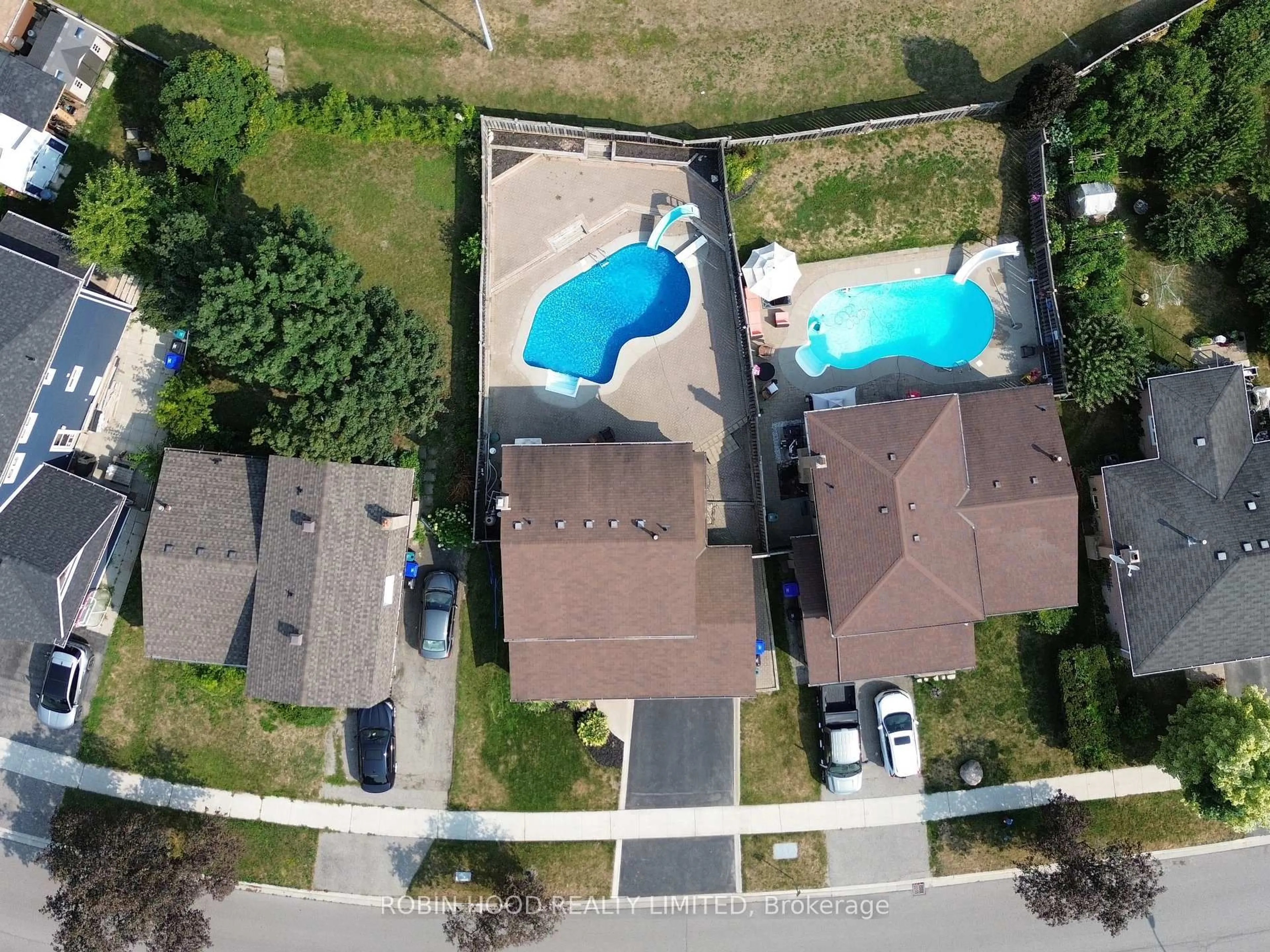 A pic from outside/outdoor area/front of a property/back of a property/a pic from drone, street for 65 Britannia Ave, Bradford West Gwillimbury Ontario L3Z 1A2