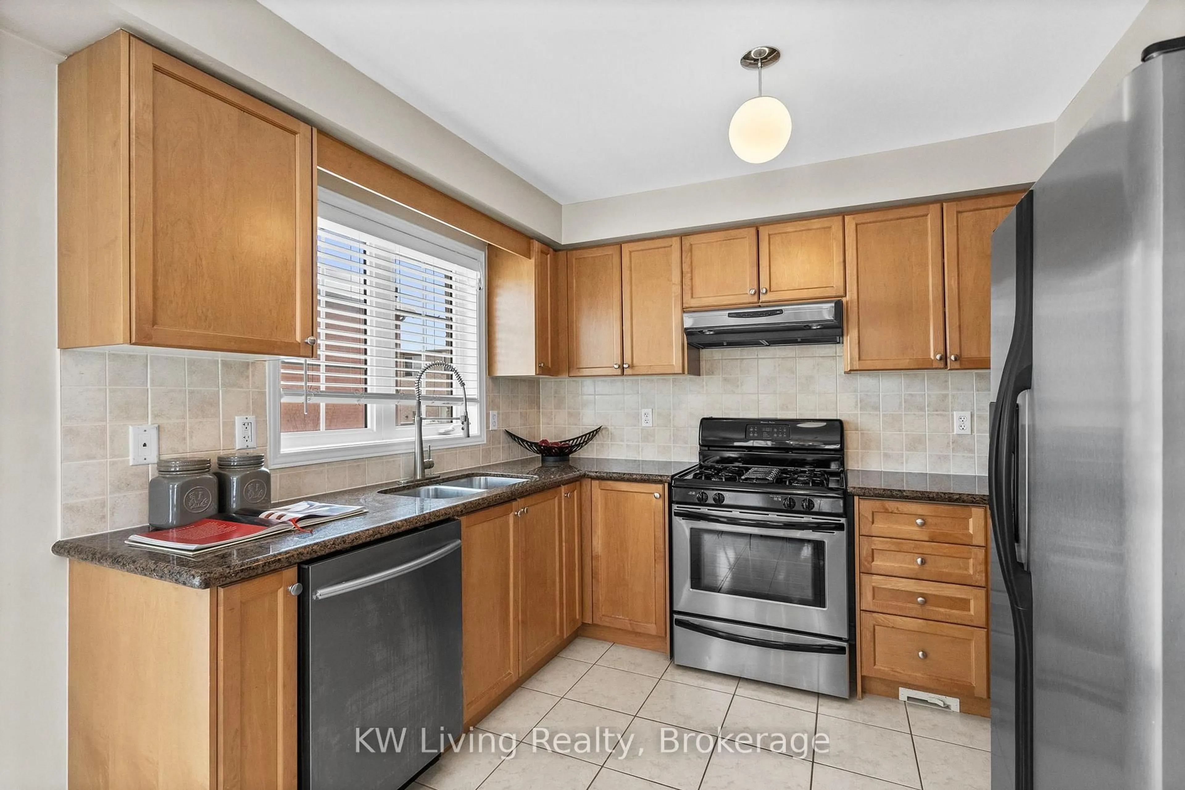 Standard kitchen, ceramic/tile floor for 108 King William Cres, Richmond Hill Ontario L4B 4T1