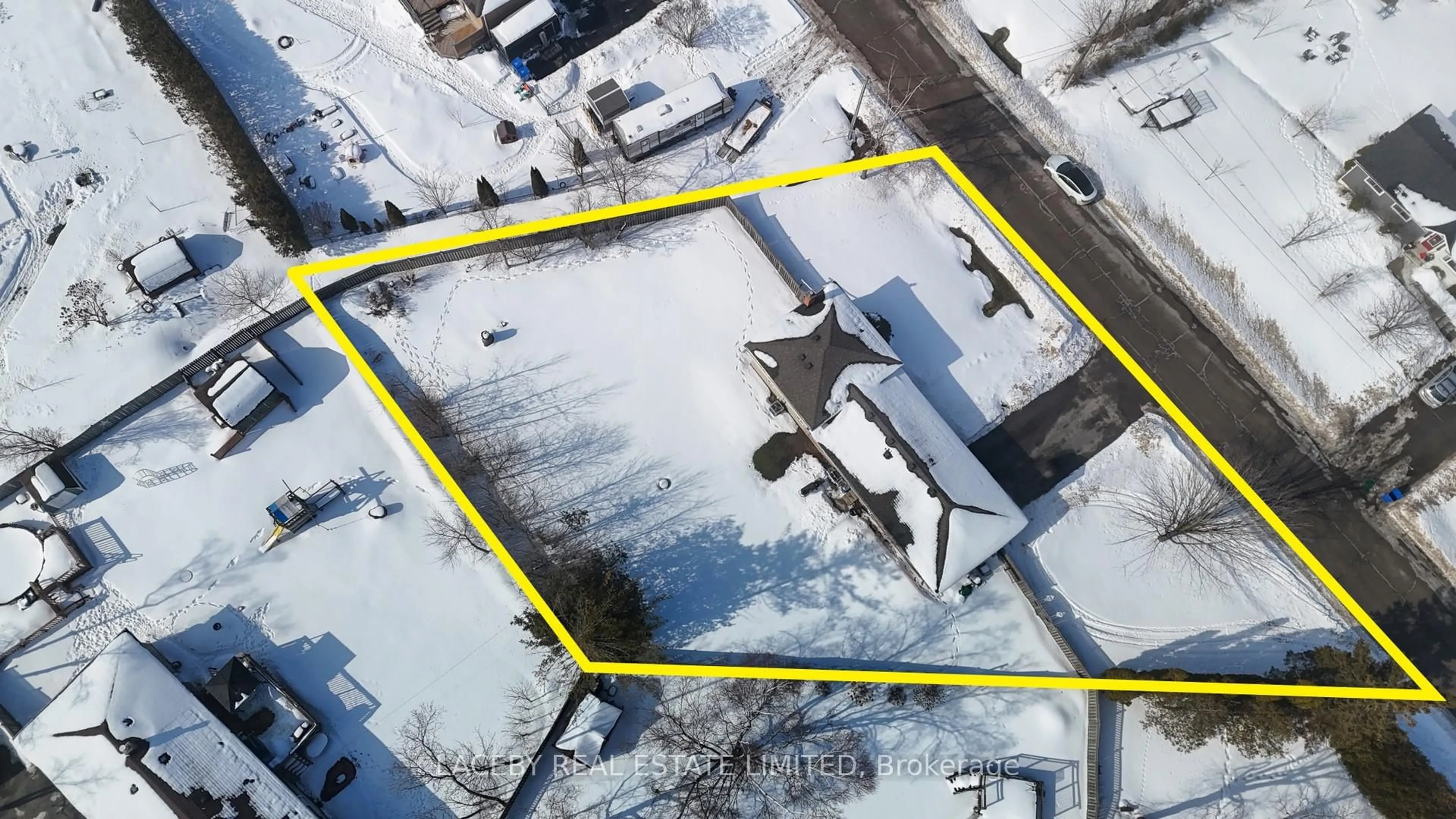 A pic from outside/outdoor area/front of a property/back of a property/a pic from drone, building for 79 Douglas St, Georgina Ontario L0E 1R0