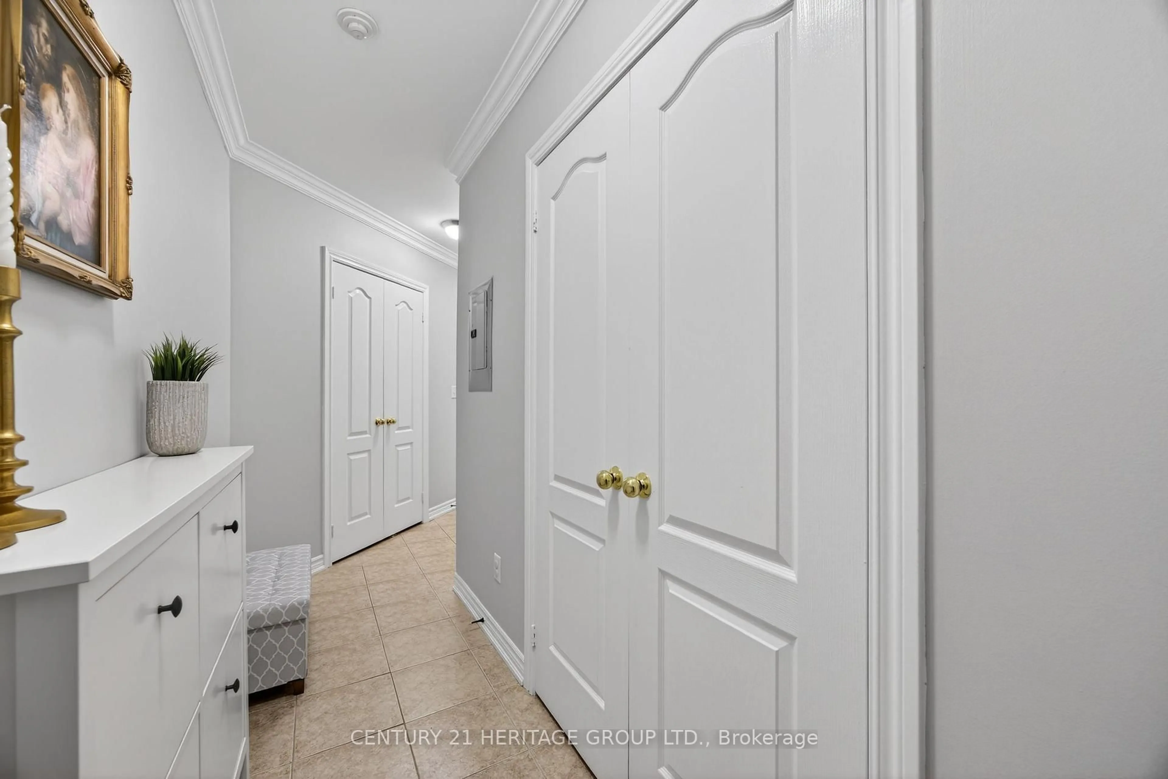 Indoor entryway for 112 Simcoe Rd #214, Bradford West Gwillimbury Ontario L3Z 1Y2