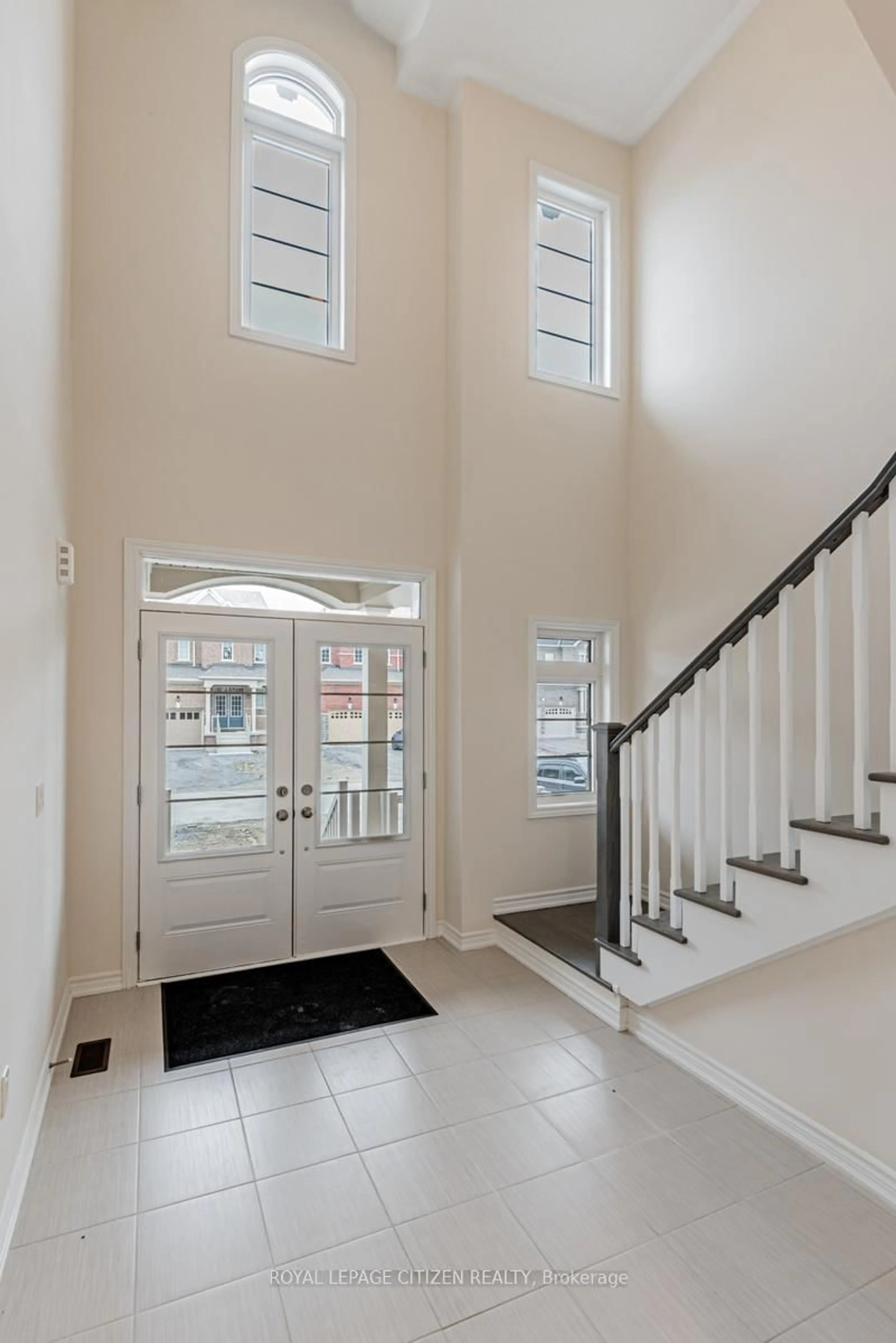 Indoor entryway for 7 Jeanne Pynn Ave, Georgina Ontario L0E 1R0