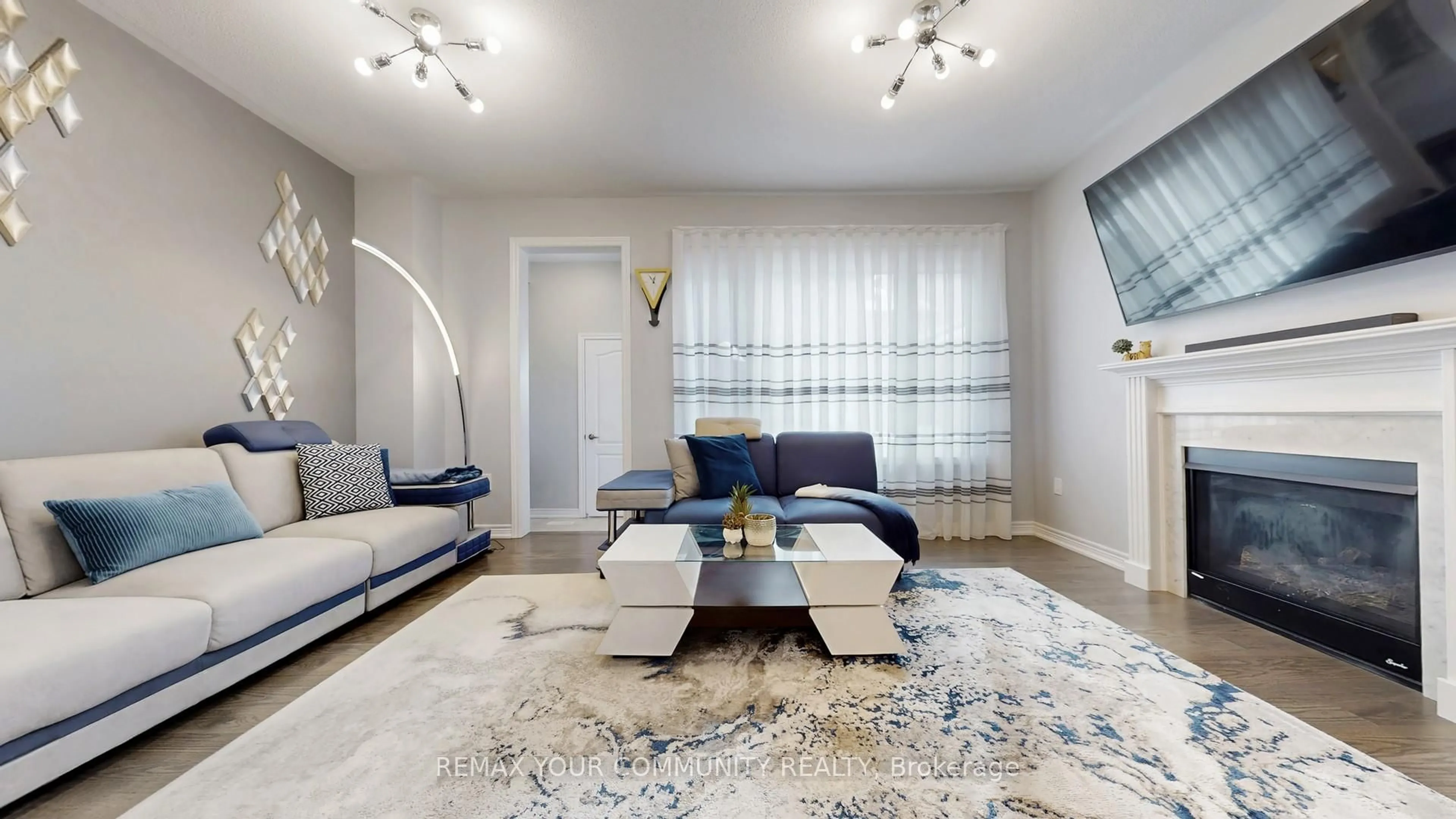 Living room with furniture, unknown for 9 Applegate Dr, East Gwillimbury Ontario L9N 0R2