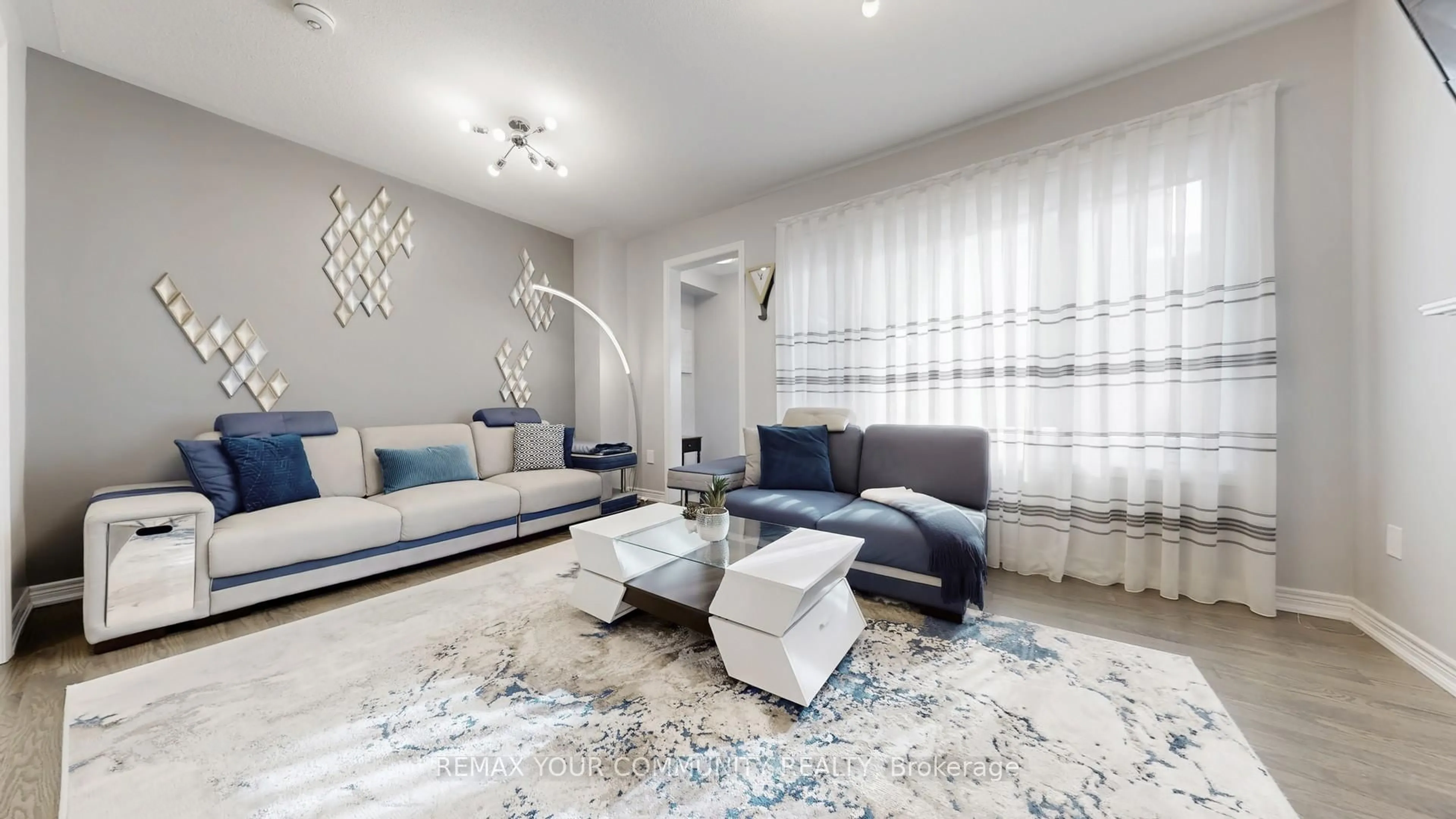 Living room with furniture, unknown for 9 Applegate Dr, East Gwillimbury Ontario L9N 0R2