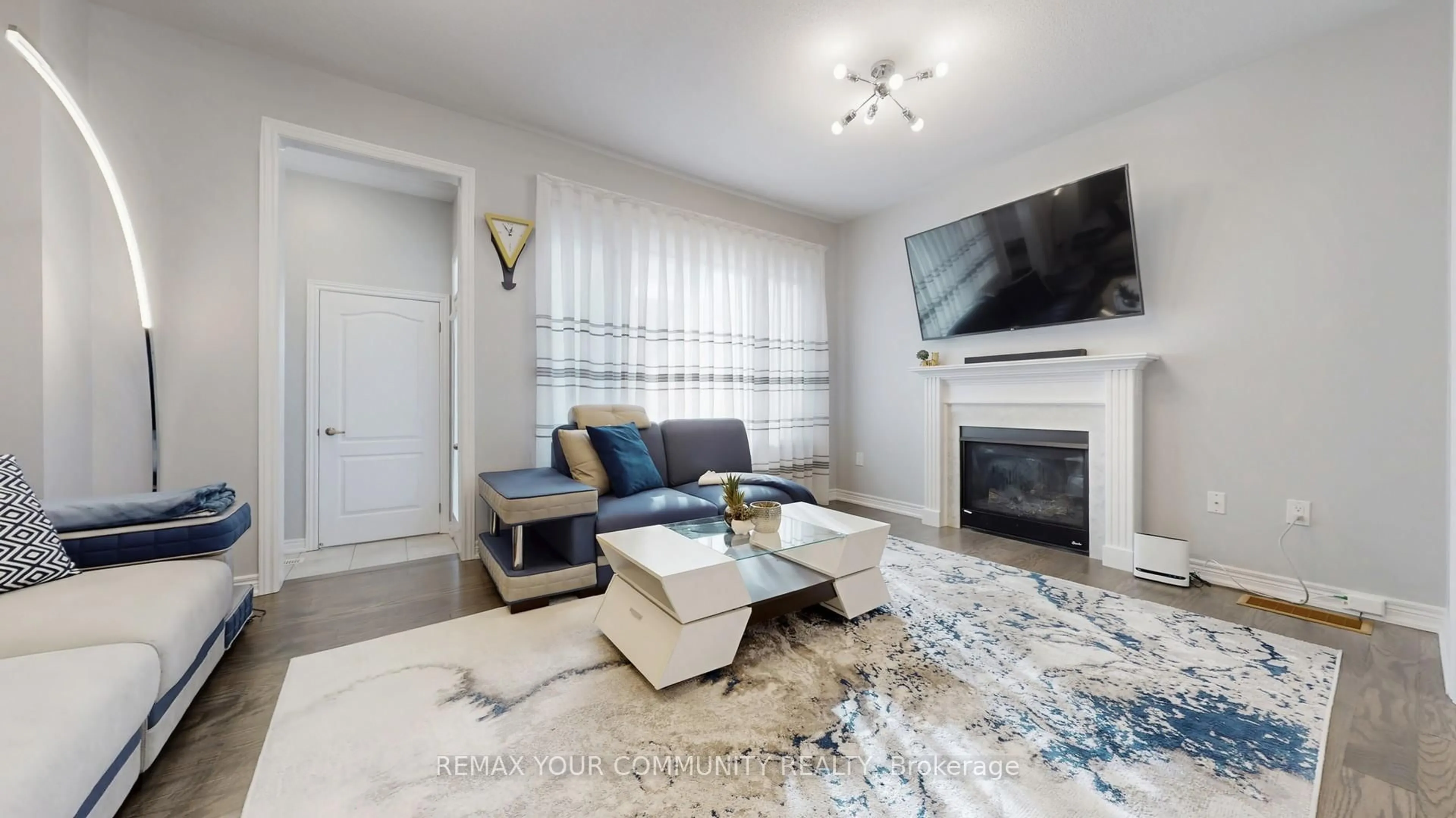 Living room with furniture, unknown for 9 Applegate Dr, East Gwillimbury Ontario L9N 0R2