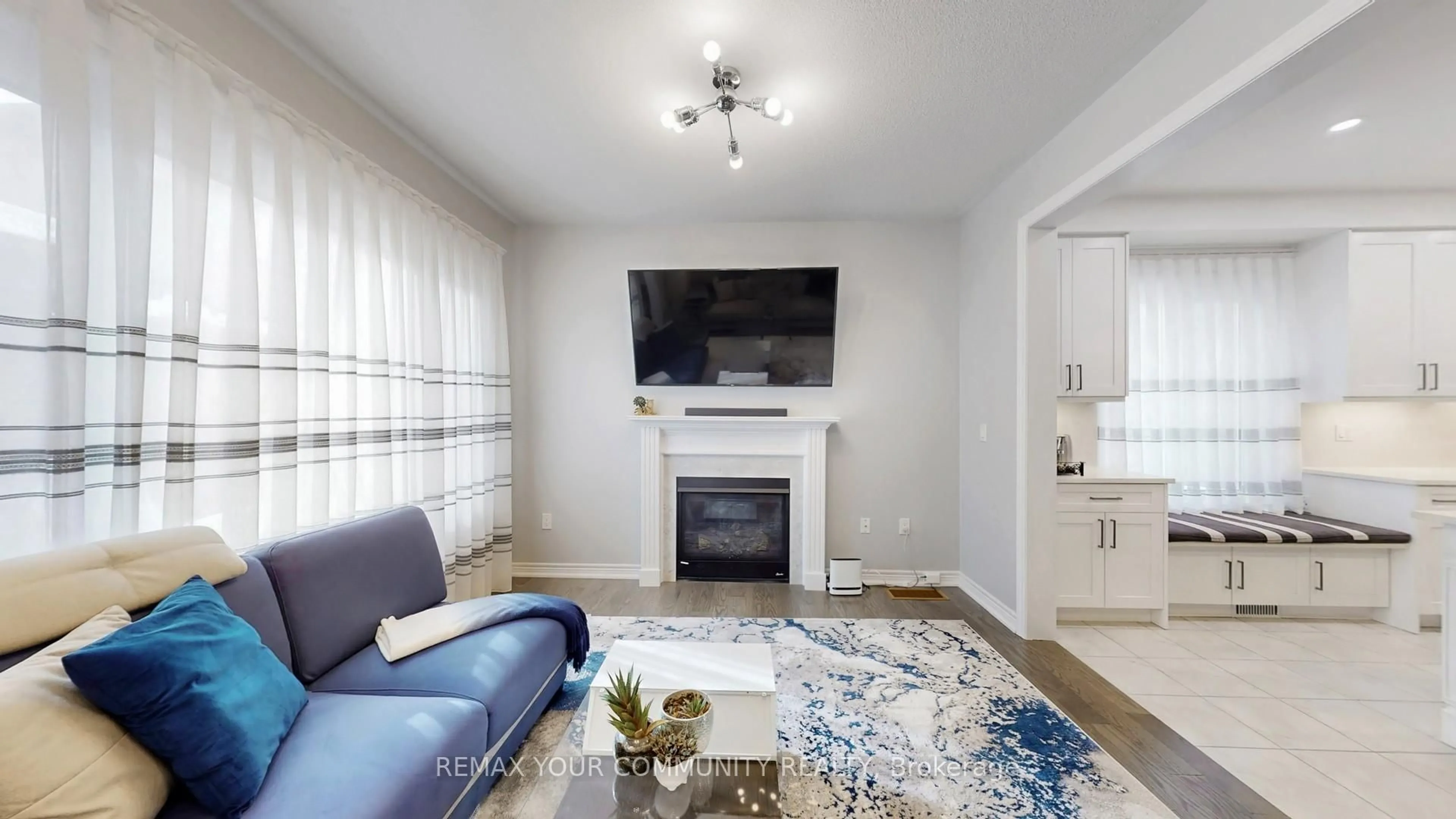 Living room with furniture, unknown for 9 Applegate Dr, East Gwillimbury Ontario L9N 0R2