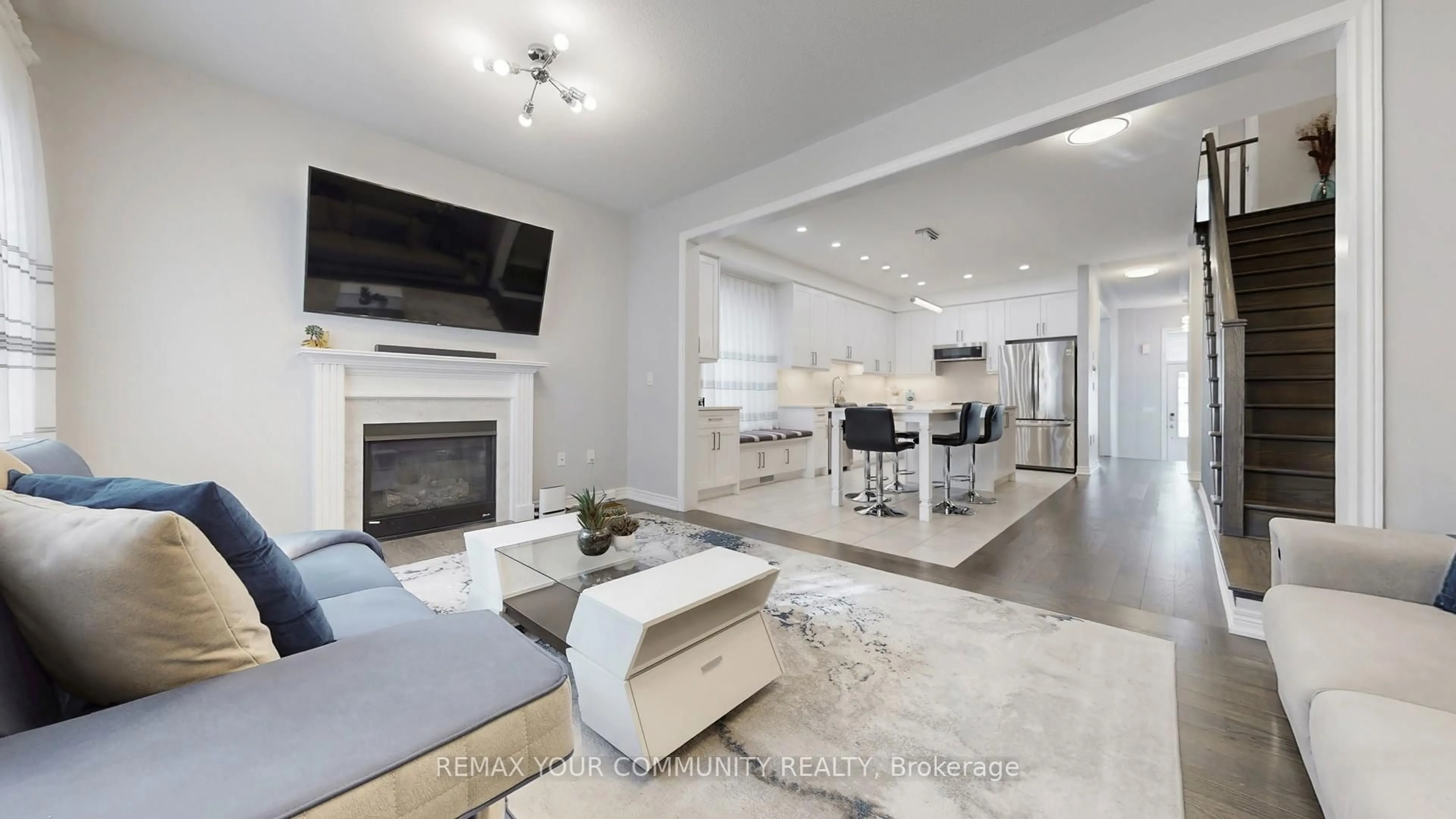 Living room with furniture, unknown for 9 Applegate Dr, East Gwillimbury Ontario L9N 0R2