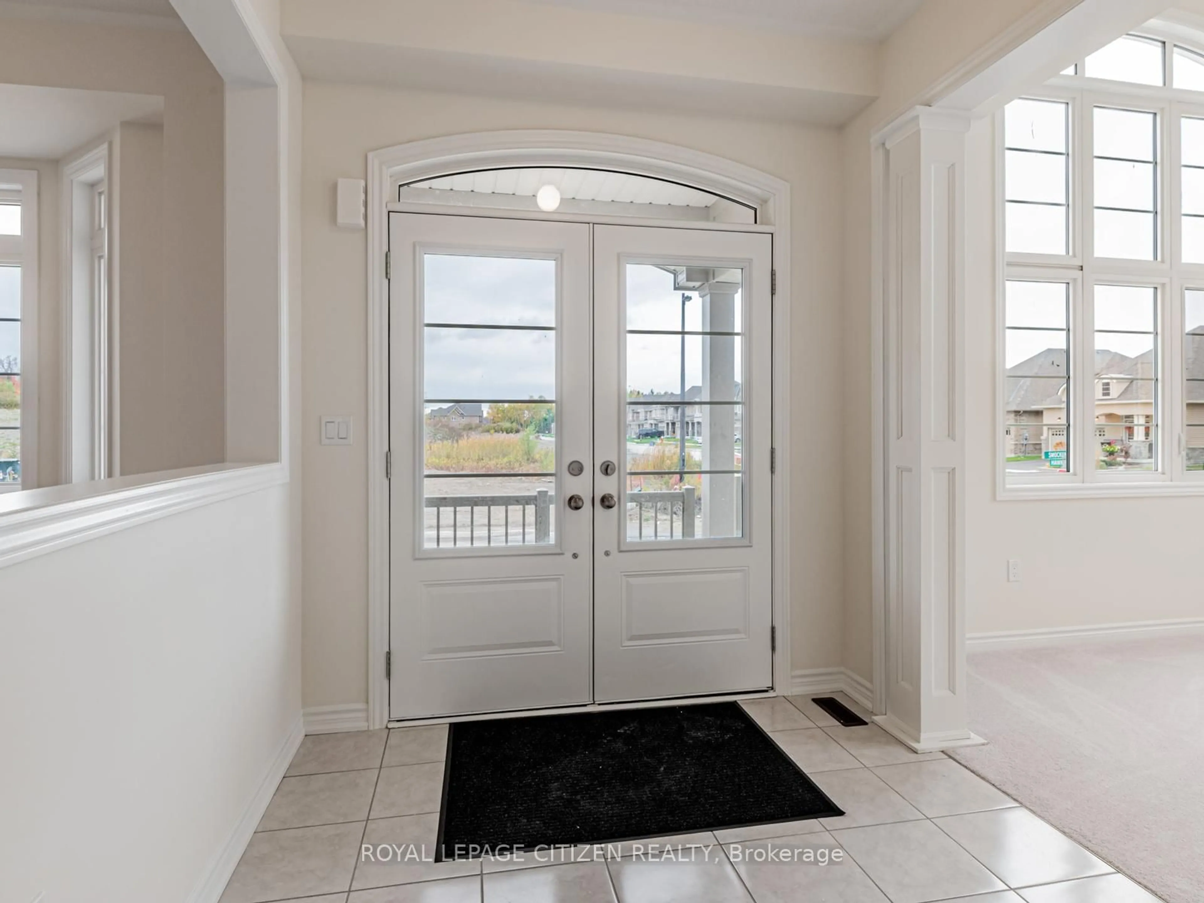 Indoor entryway for 165 Hawkins St, Georgina Ontario L0E 1R0