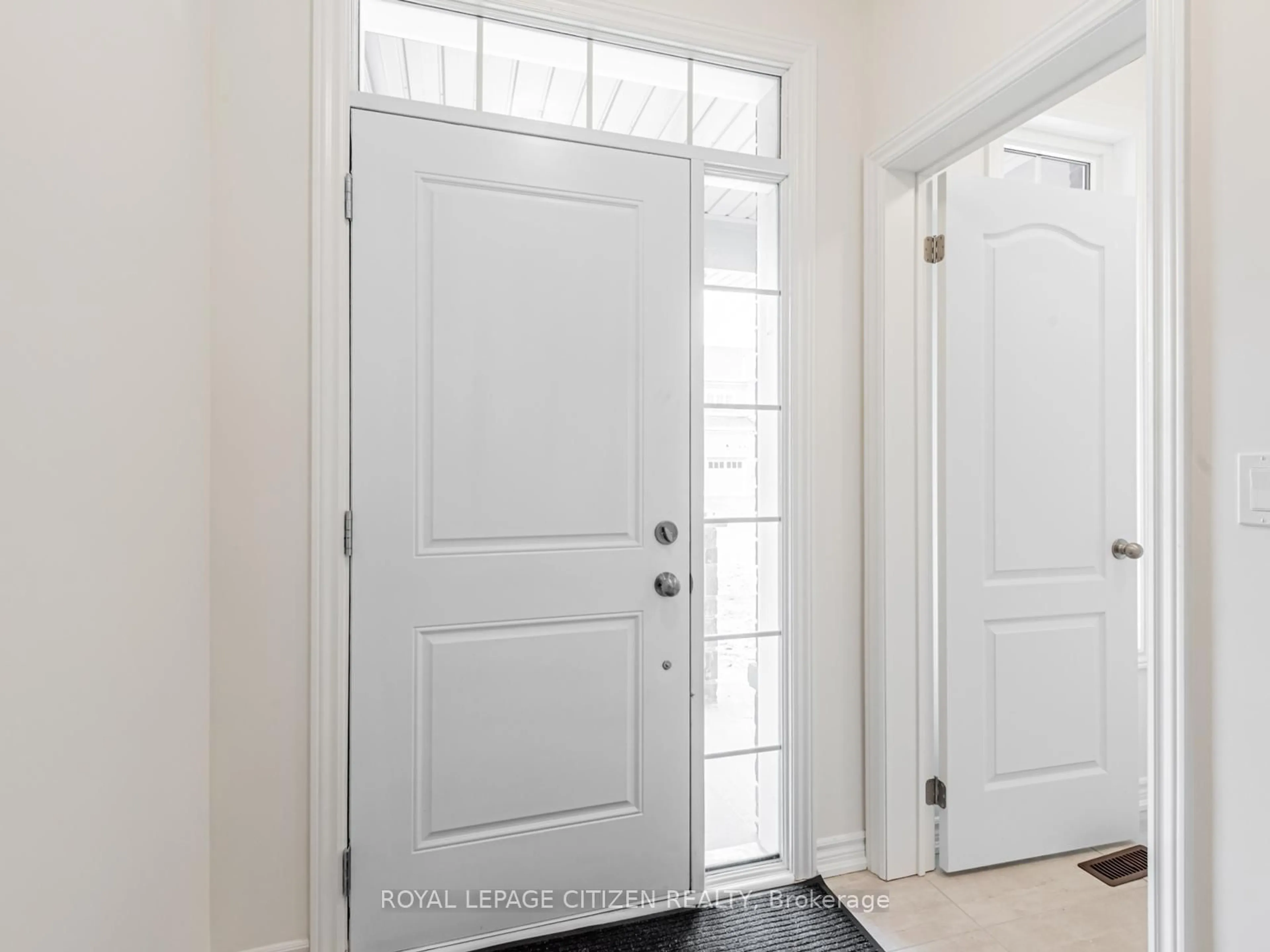 Indoor entryway for 7 Wayne Allison Dr, Georgina Ontario L0E 1R0
