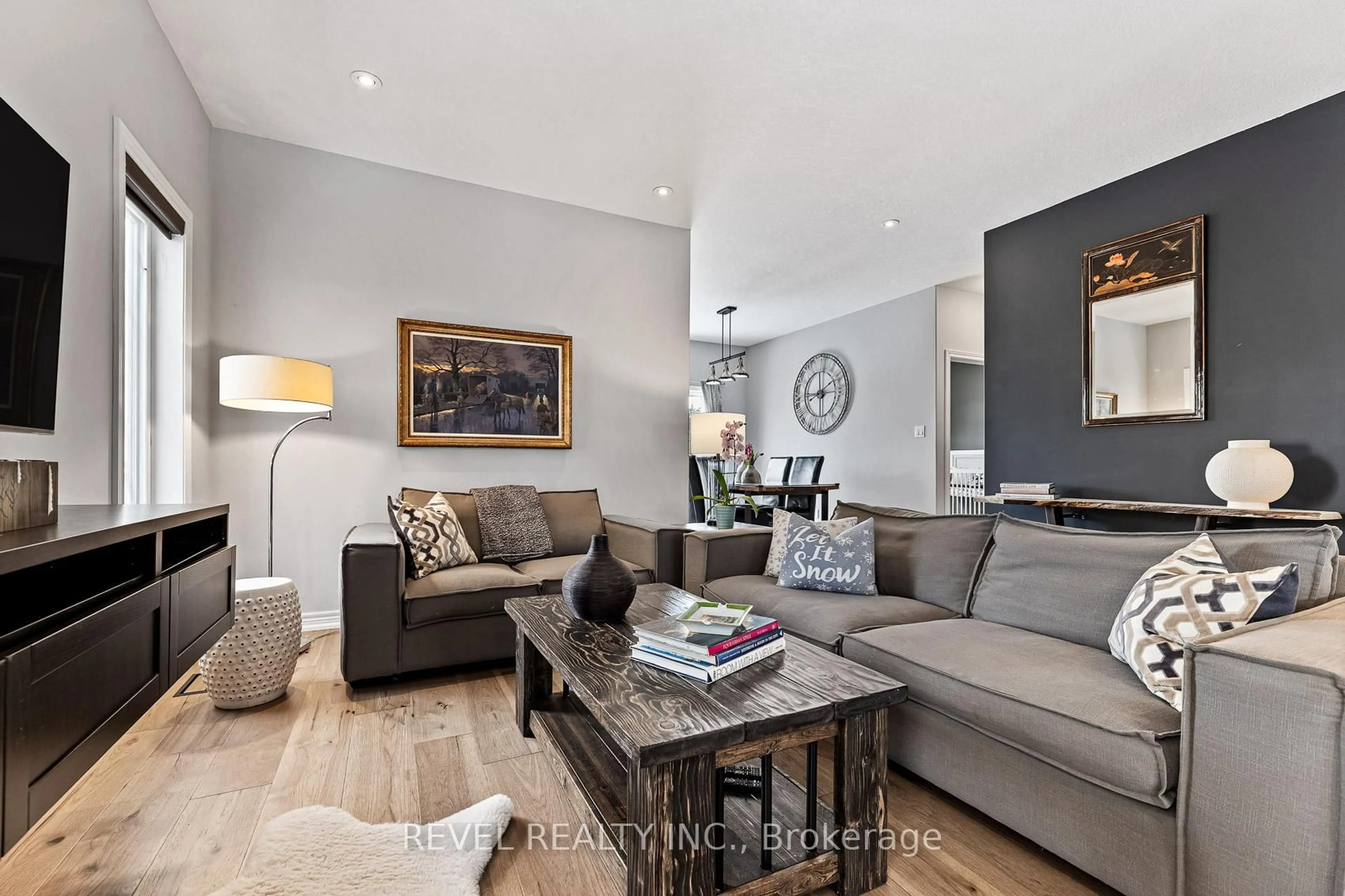 Living room with furniture, unknown for 27 Carleton Tr, New Tecumseth Ontario L0G 1A0