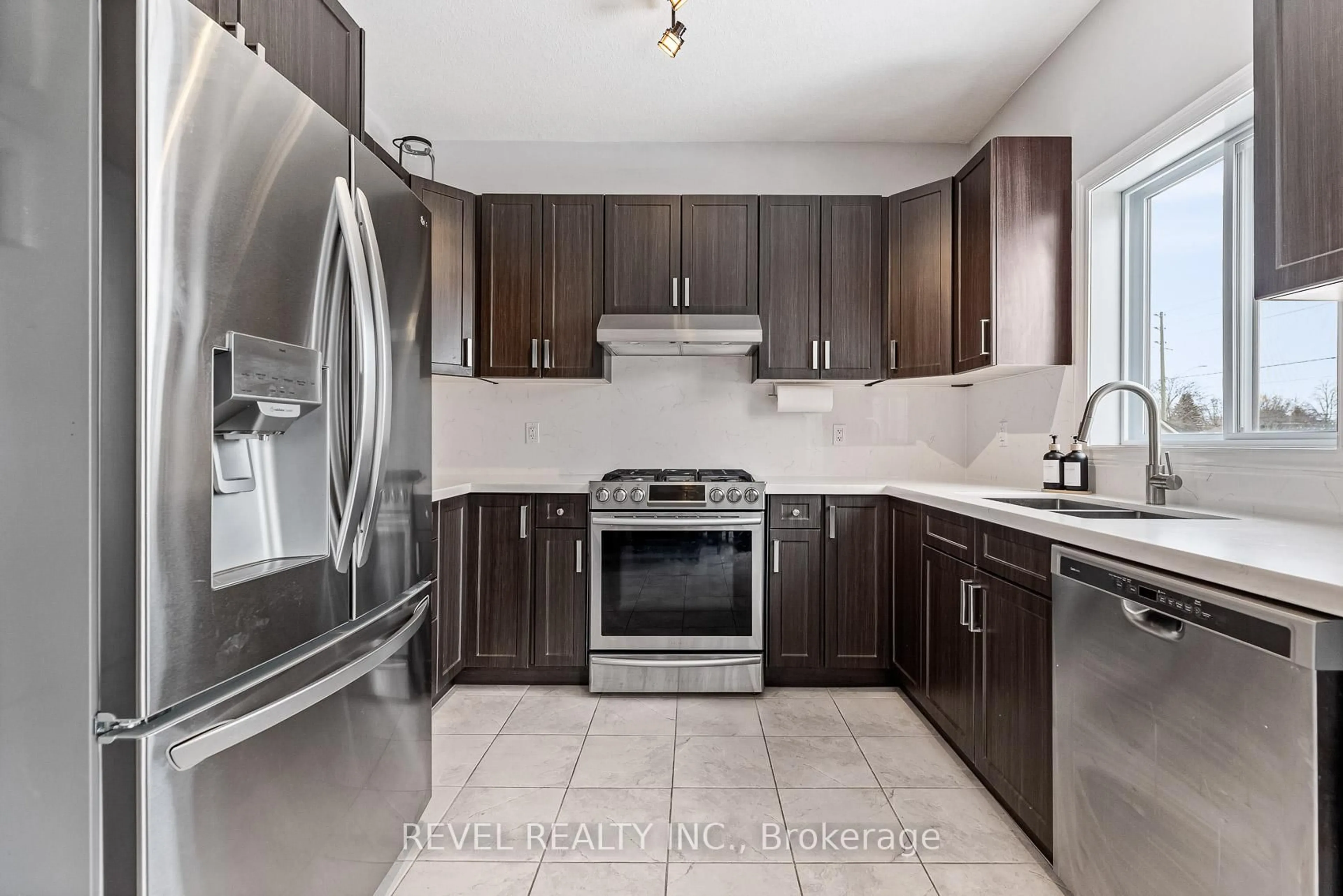 Standard kitchen, ceramic/tile floor for 27 Carleton Tr, New Tecumseth Ontario L0G 1A0