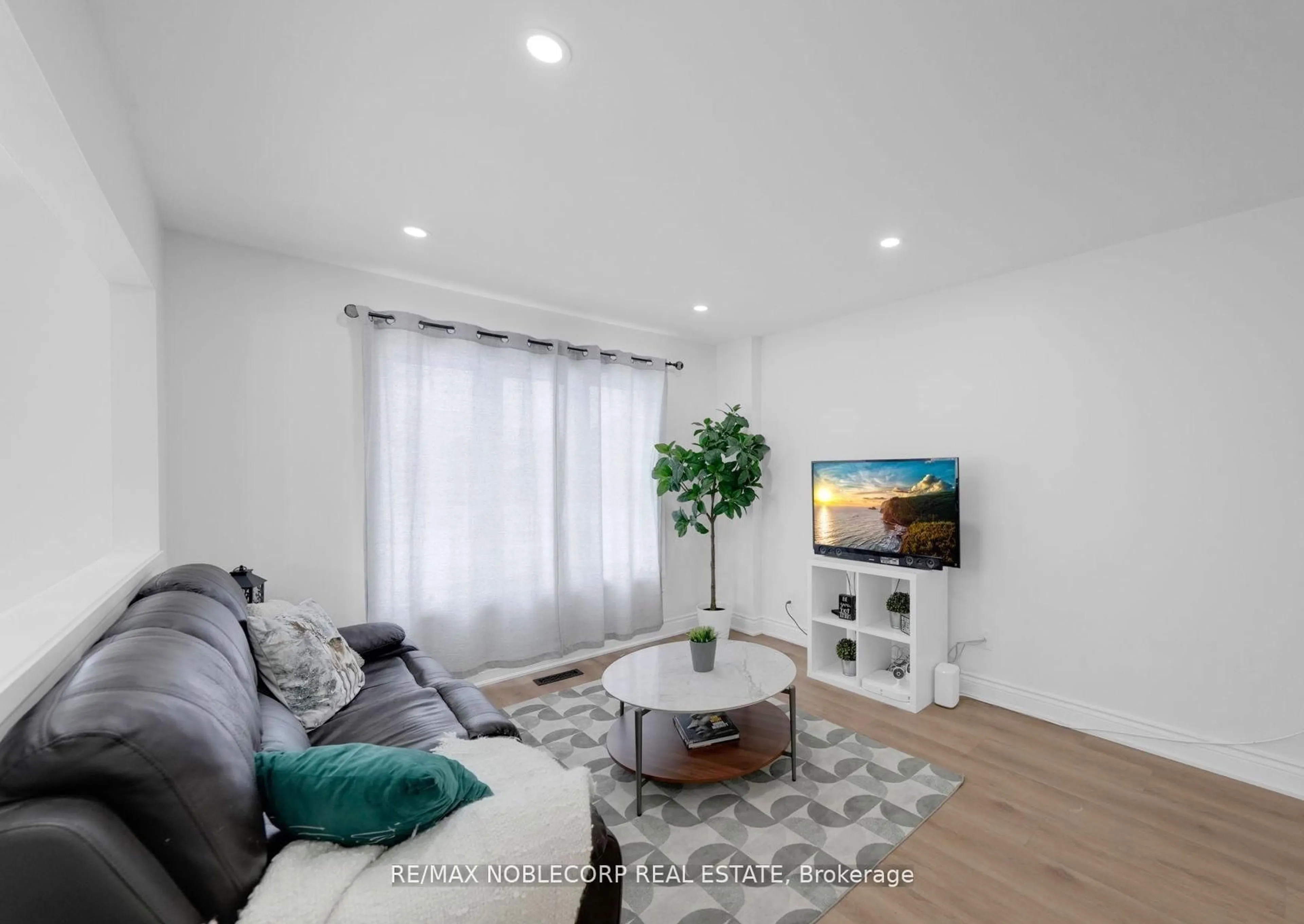 Living room with furniture, unknown for 76 Edenbridge Dr, Essa Ontario L3W 0K8