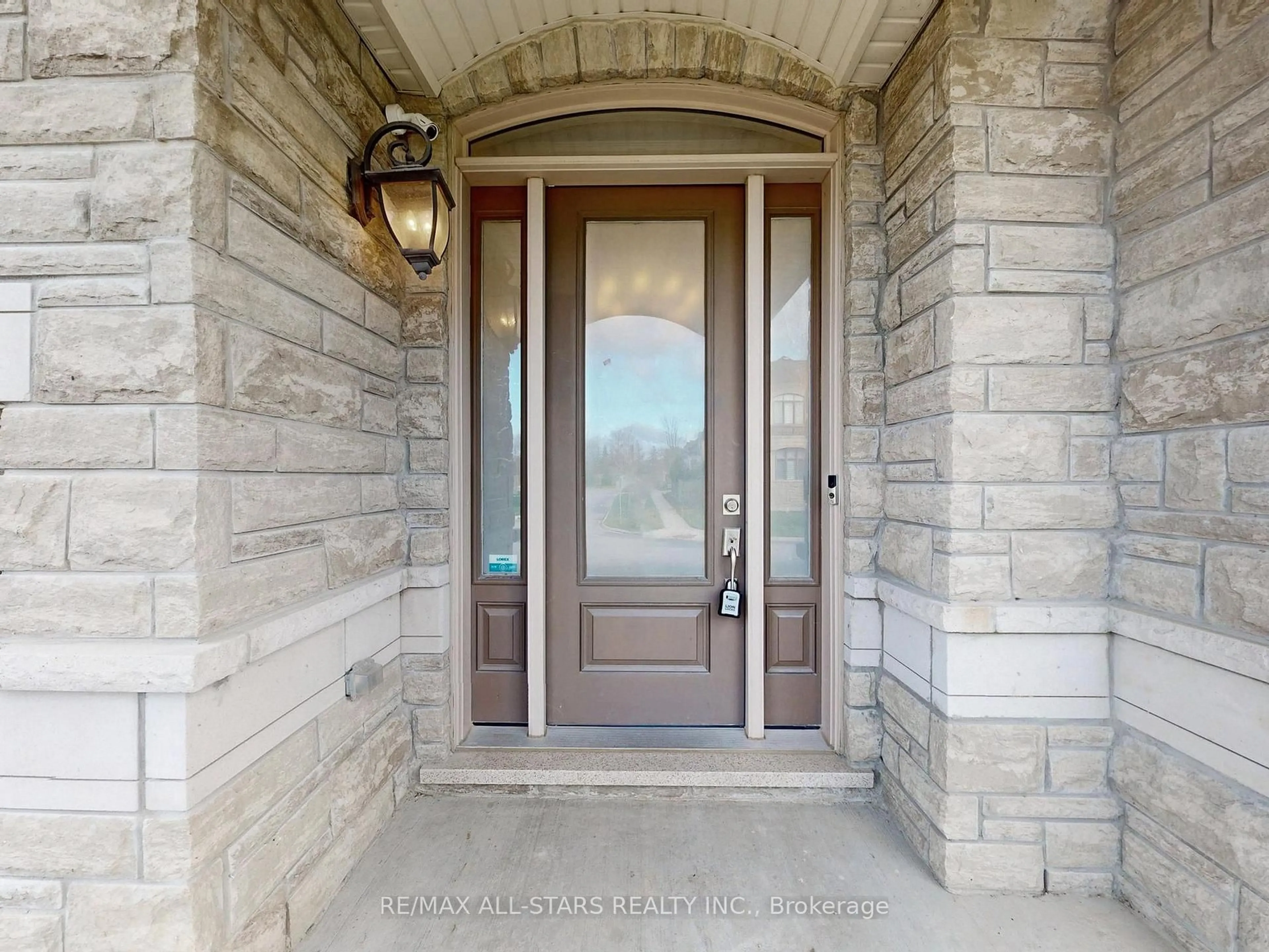Indoor entryway for 48 Cairns Gate, King Ontario L7B 0P5