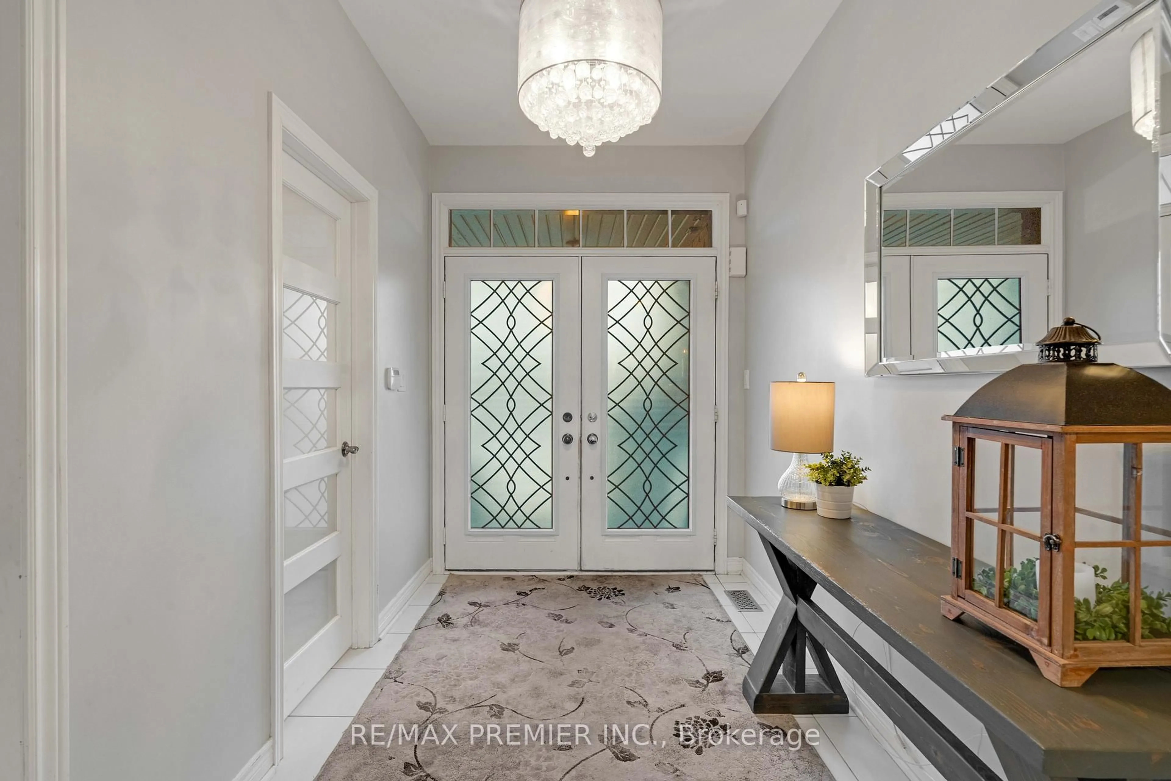 Indoor entryway for 196 Aishford Rd, Bradford West Gwillimbury Ontario L3Z 0P4