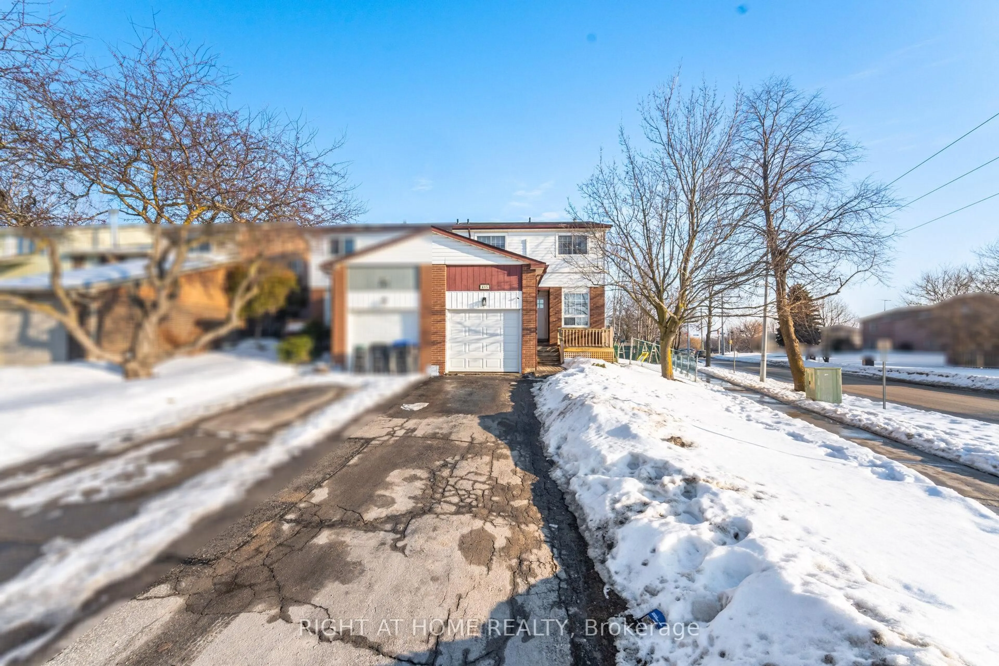 A pic from outside/outdoor area/front of a property/back of a property/a pic from drone, street for 405 Maplegrove Ave, Bradford West Gwillimbury Ontario L3Z 1V8