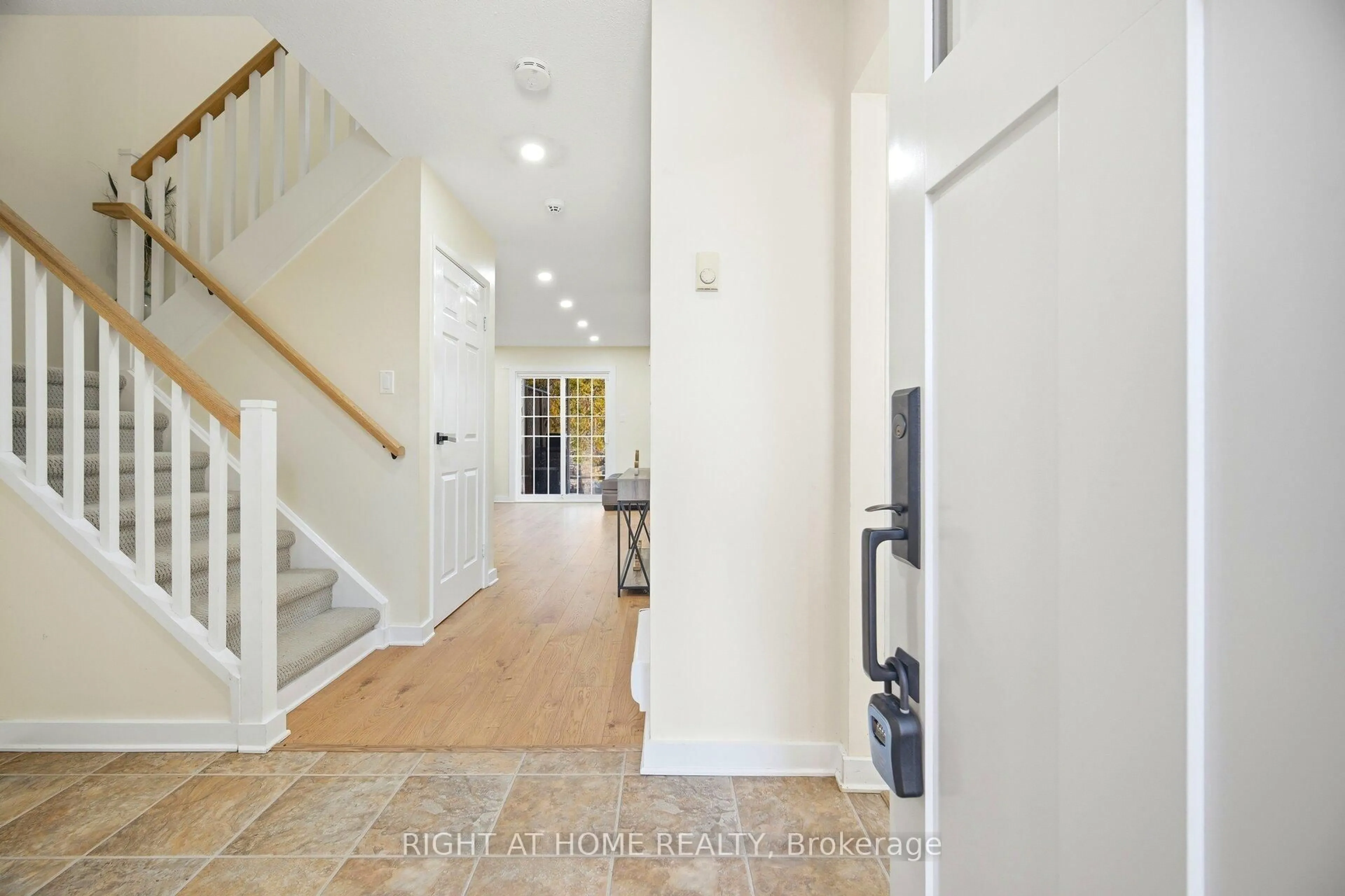 Indoor entryway for 405 Maplegrove Ave, Bradford West Gwillimbury Ontario L3Z 1V8