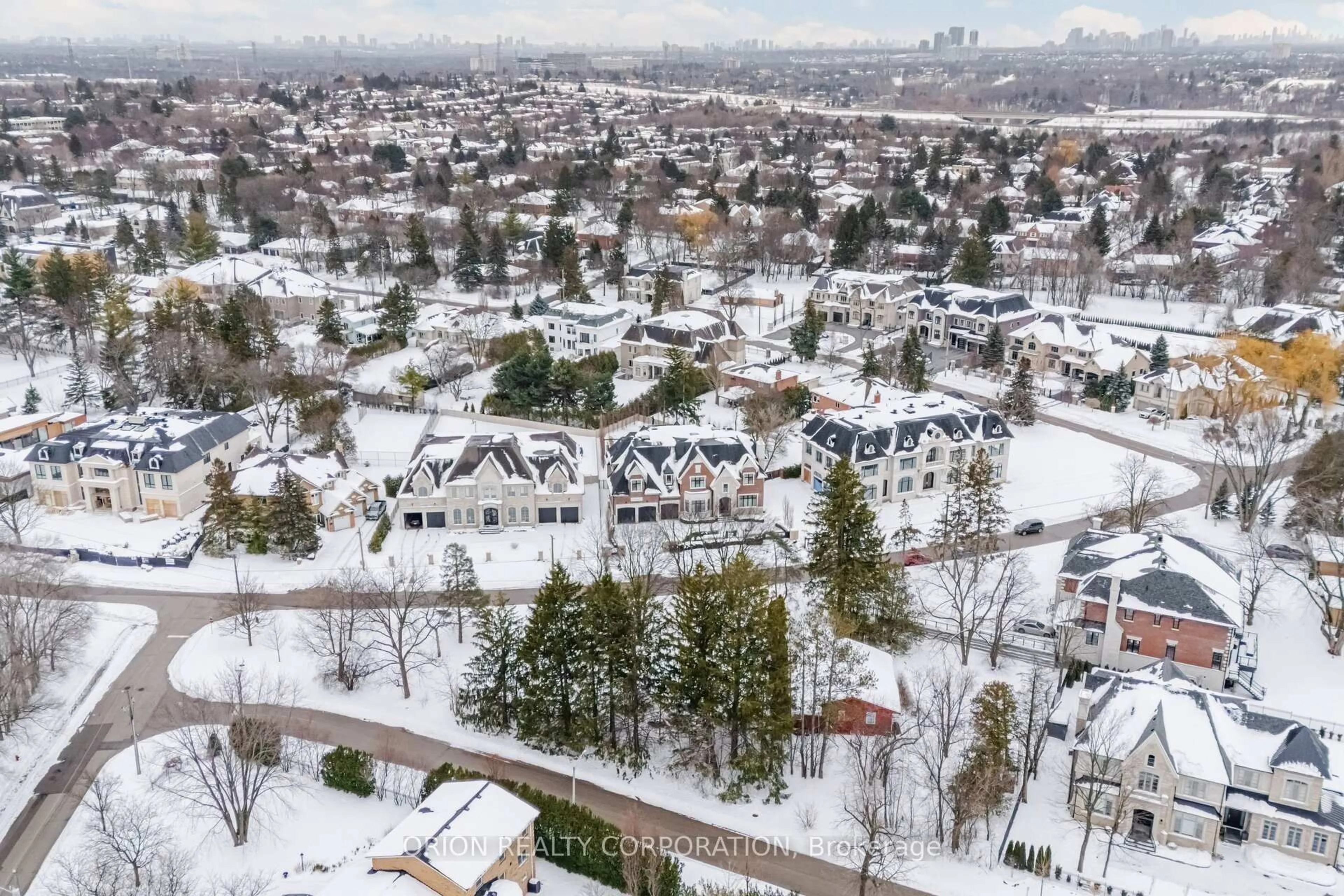 A pic from outside/outdoor area/front of a property/back of a property/a pic from drone, city buildings view from balcony for 100 Westwood Lane, Richmond Hill Ontario L4C 6Y3