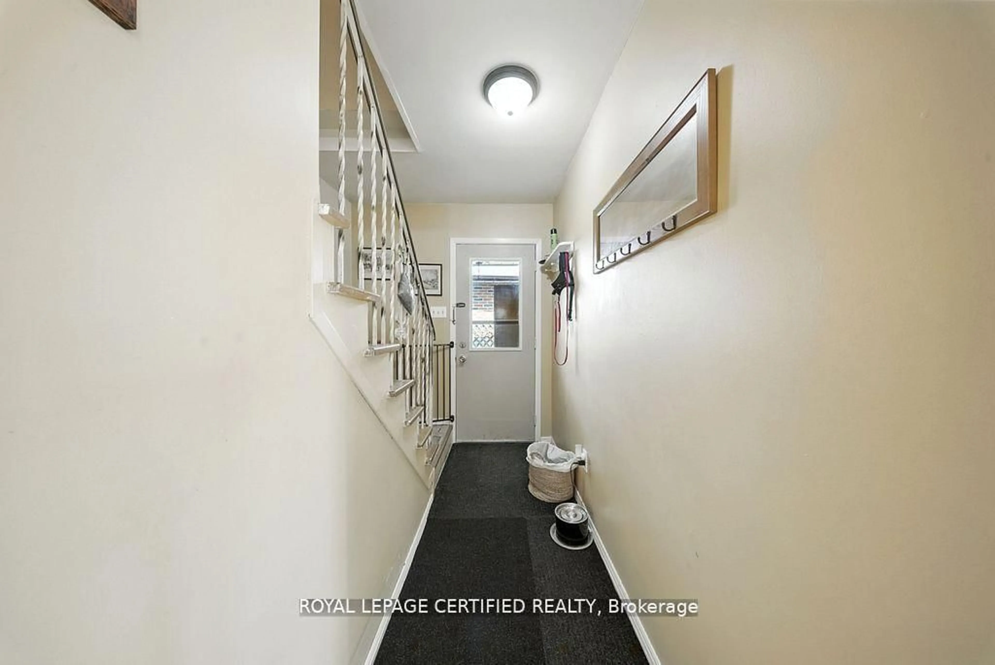 Indoor entryway for 386 Handley Cres, Newmarket Ontario L3Y 4T4