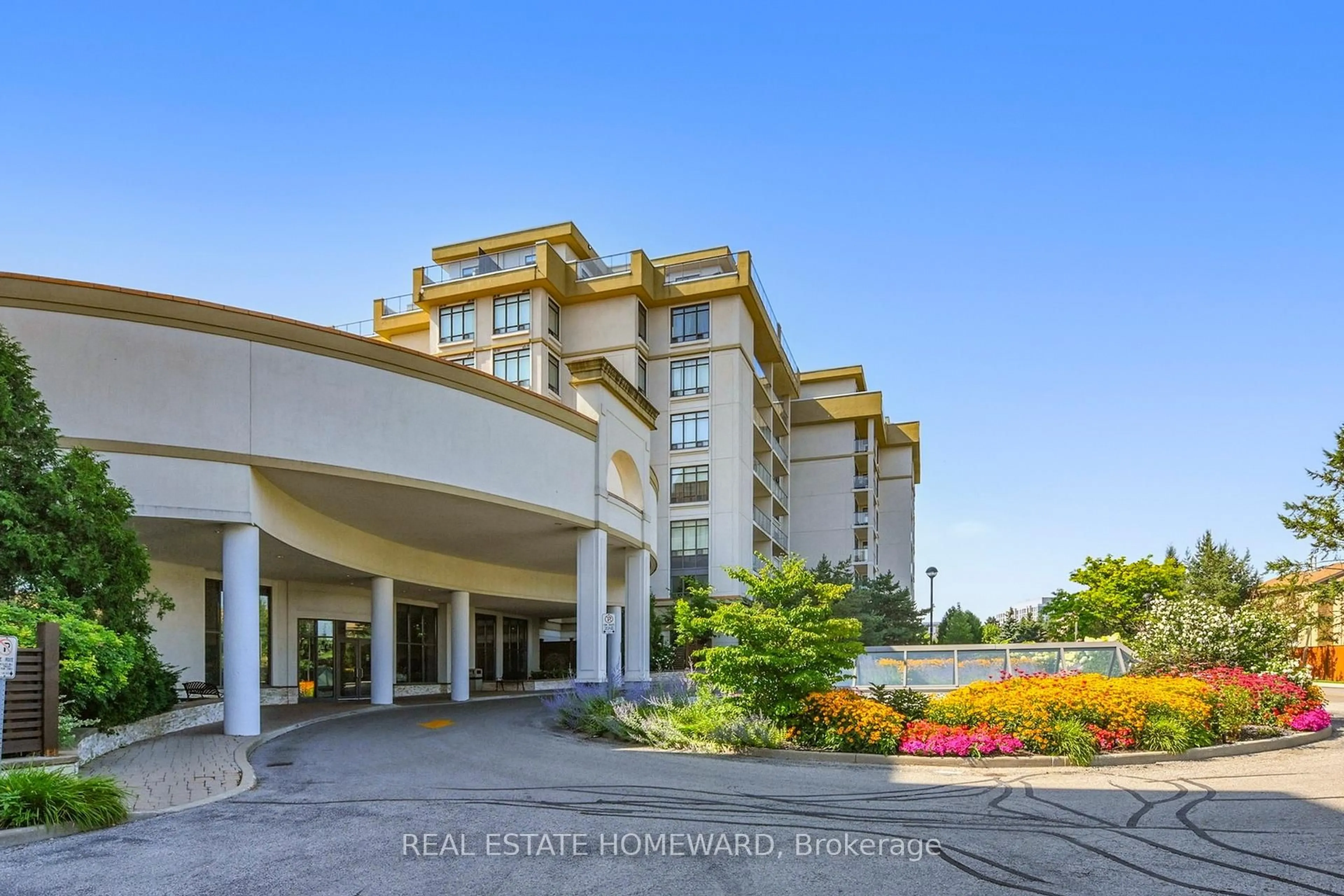 Indoor foyer for 11121 Yonge St #116, Richmond Hill Ontario L4C 0S7