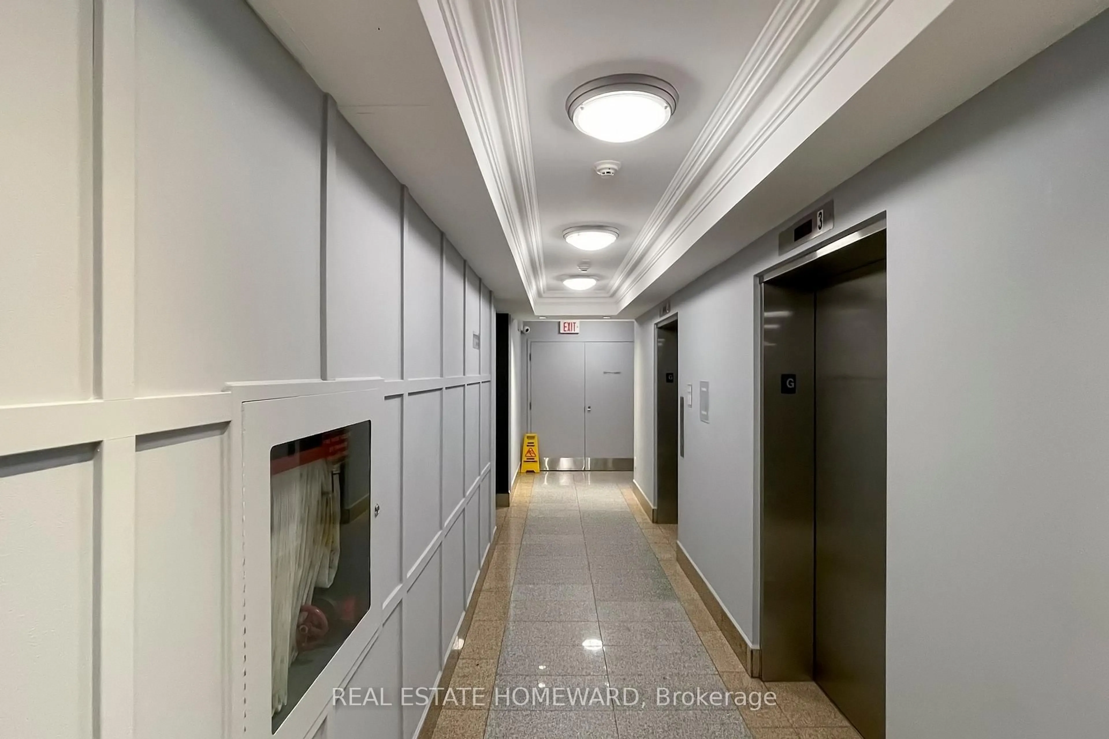 Indoor foyer for 11121 Yonge St #116, Richmond Hill Ontario L4C 0S7