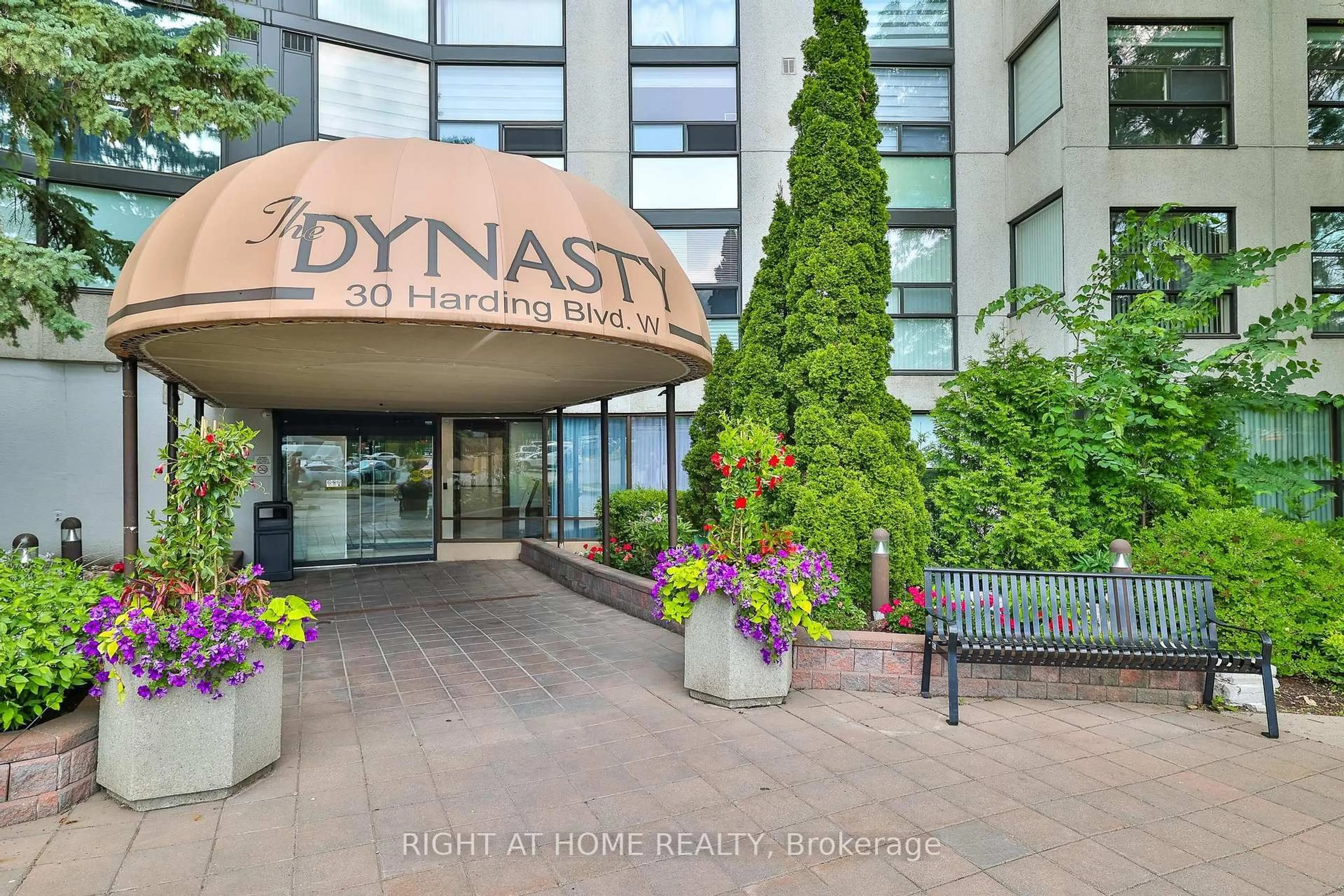 Indoor foyer for 30 Harding Blvd #802, Richmond Hill Ontario L4C 9M3