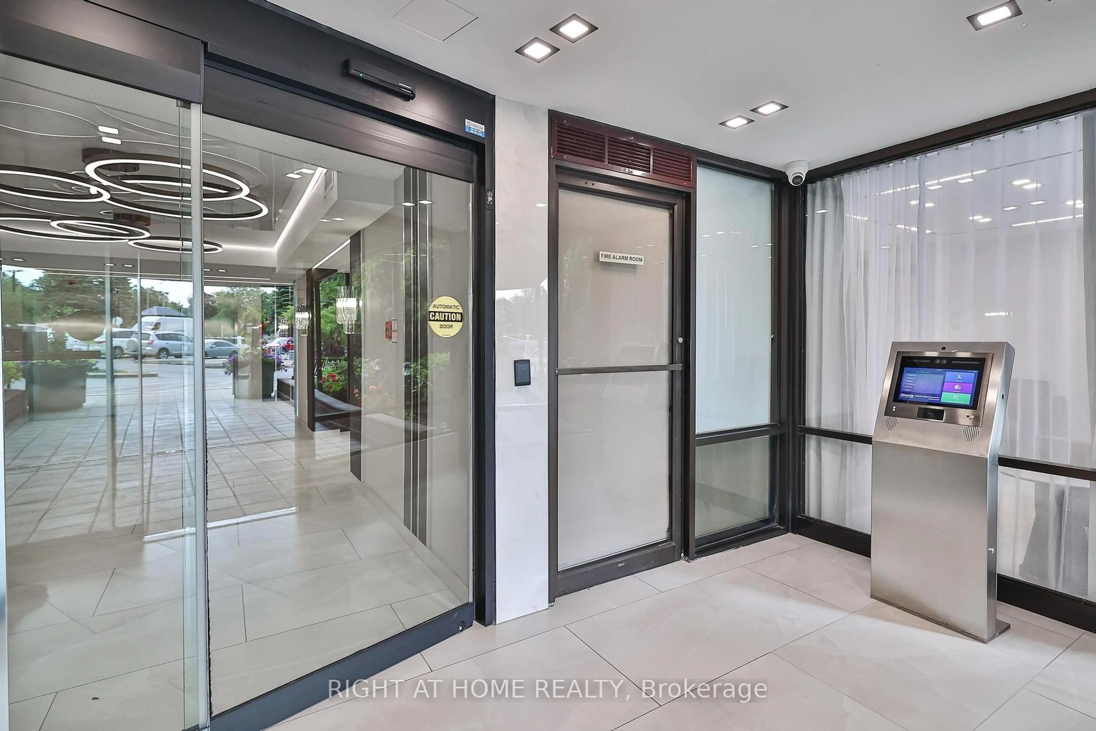 Indoor foyer for 30 Harding Blvd #802, Richmond Hill Ontario L4C 9M3