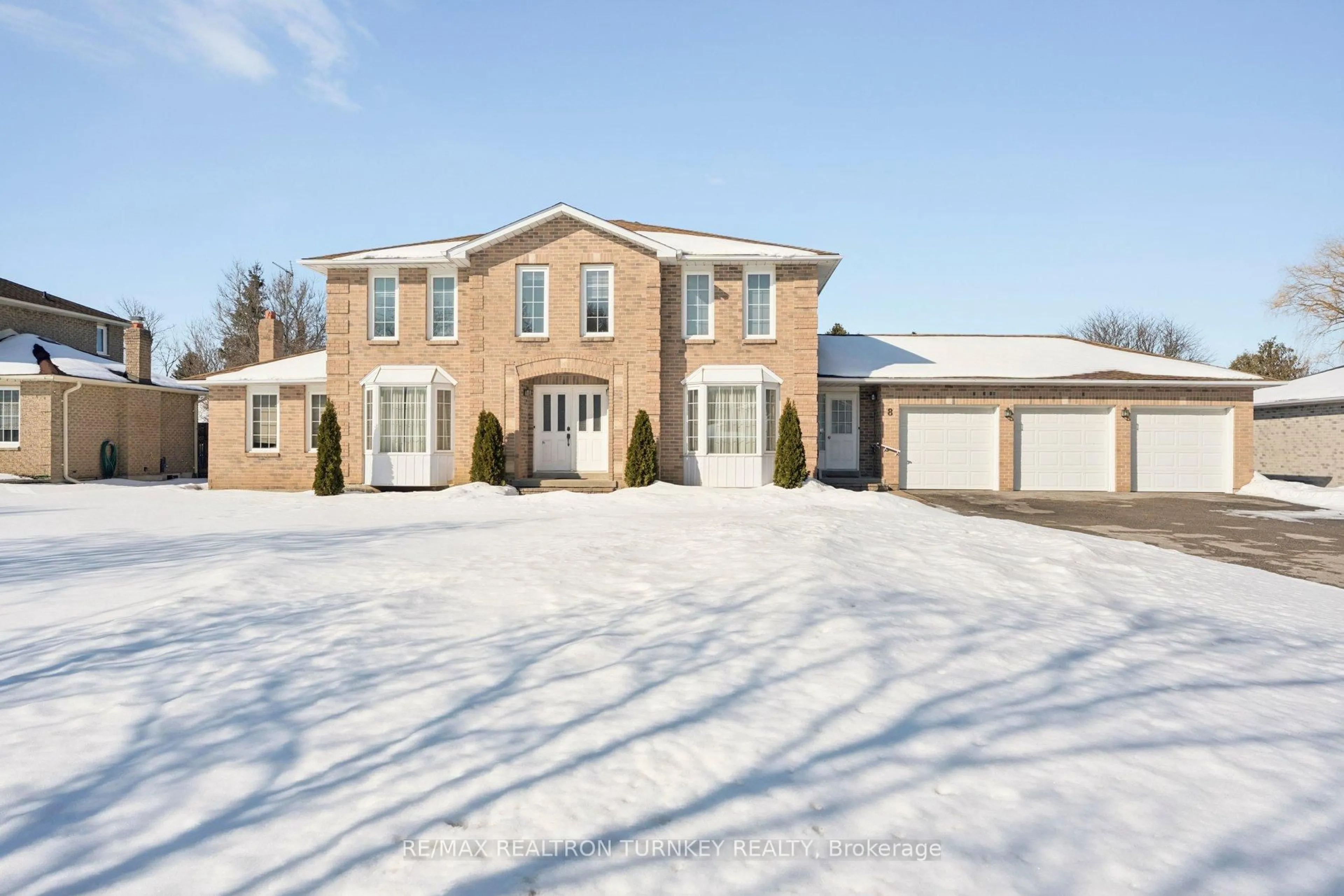 A pic from outside/outdoor area/front of a property/back of a property/a pic from drone, street for 8 Veronica Cres, East Gwillimbury Ontario L0G 1V0