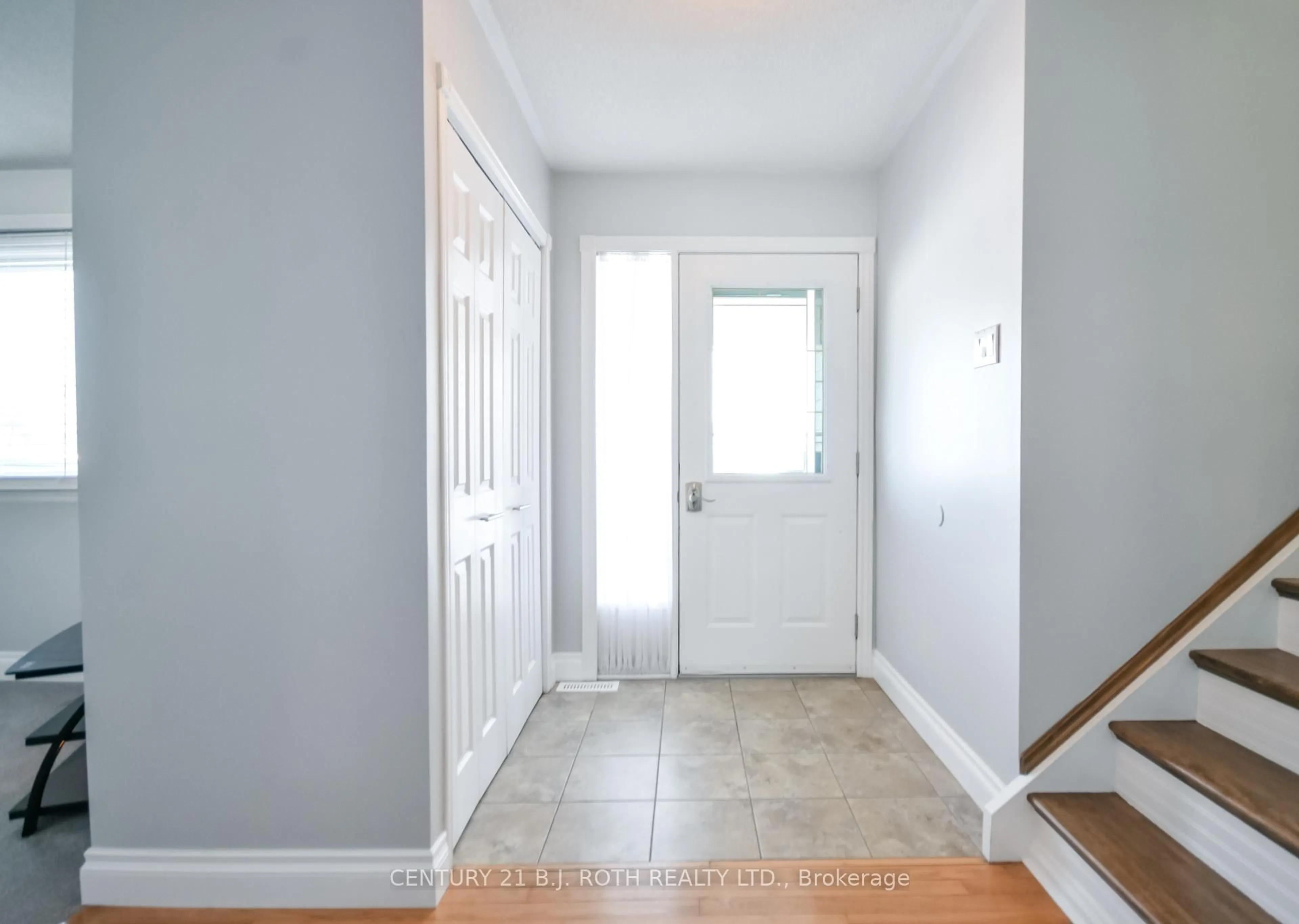 Indoor entryway for 2246 Richardson St, Innisfil Ontario L9S 1G5
