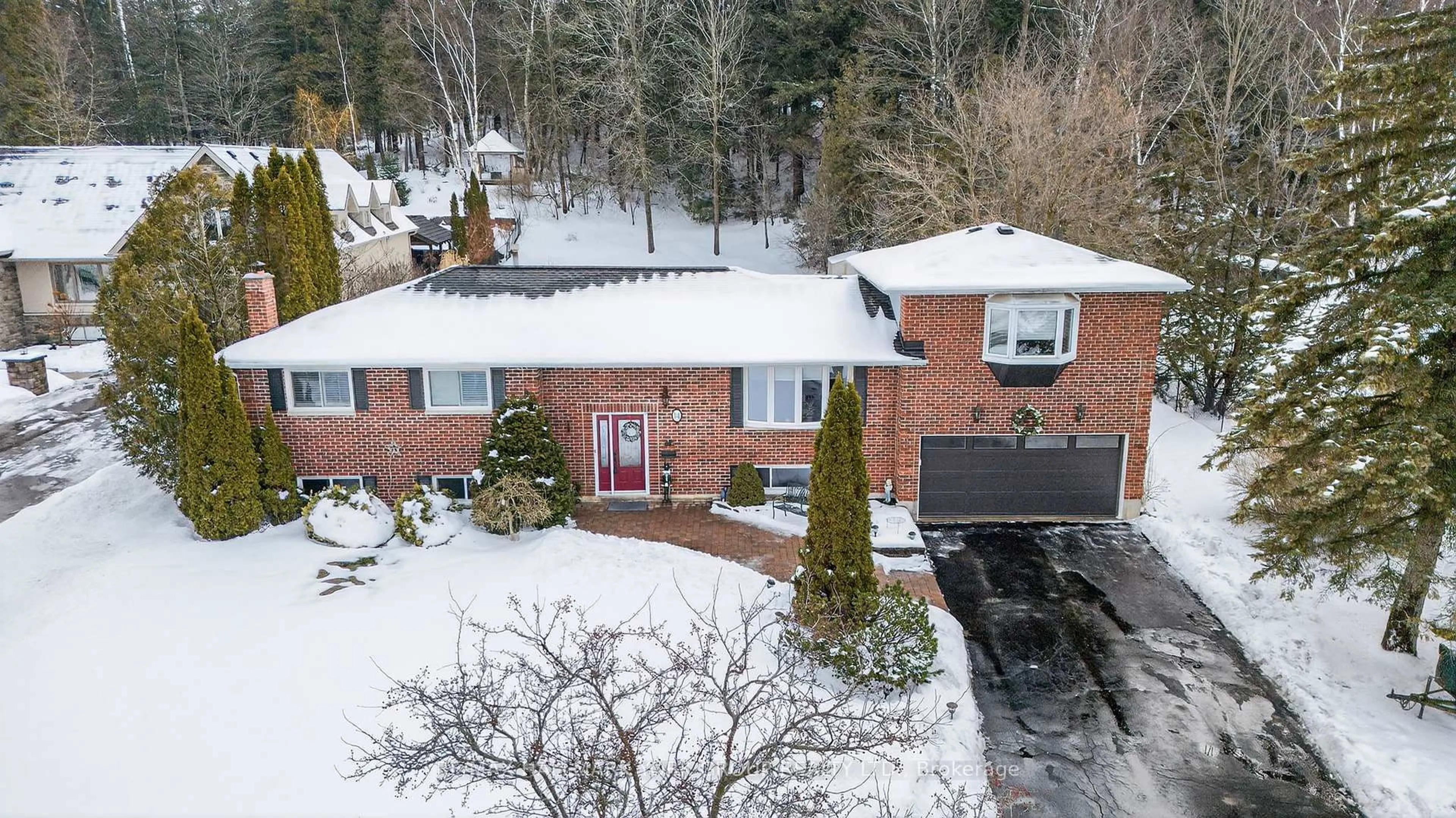 A pic from outside/outdoor area/front of a property/back of a property/a pic from drone, unknown for 14 Anchor Crt, East Gwillimbury Ontario L9N 1G1
