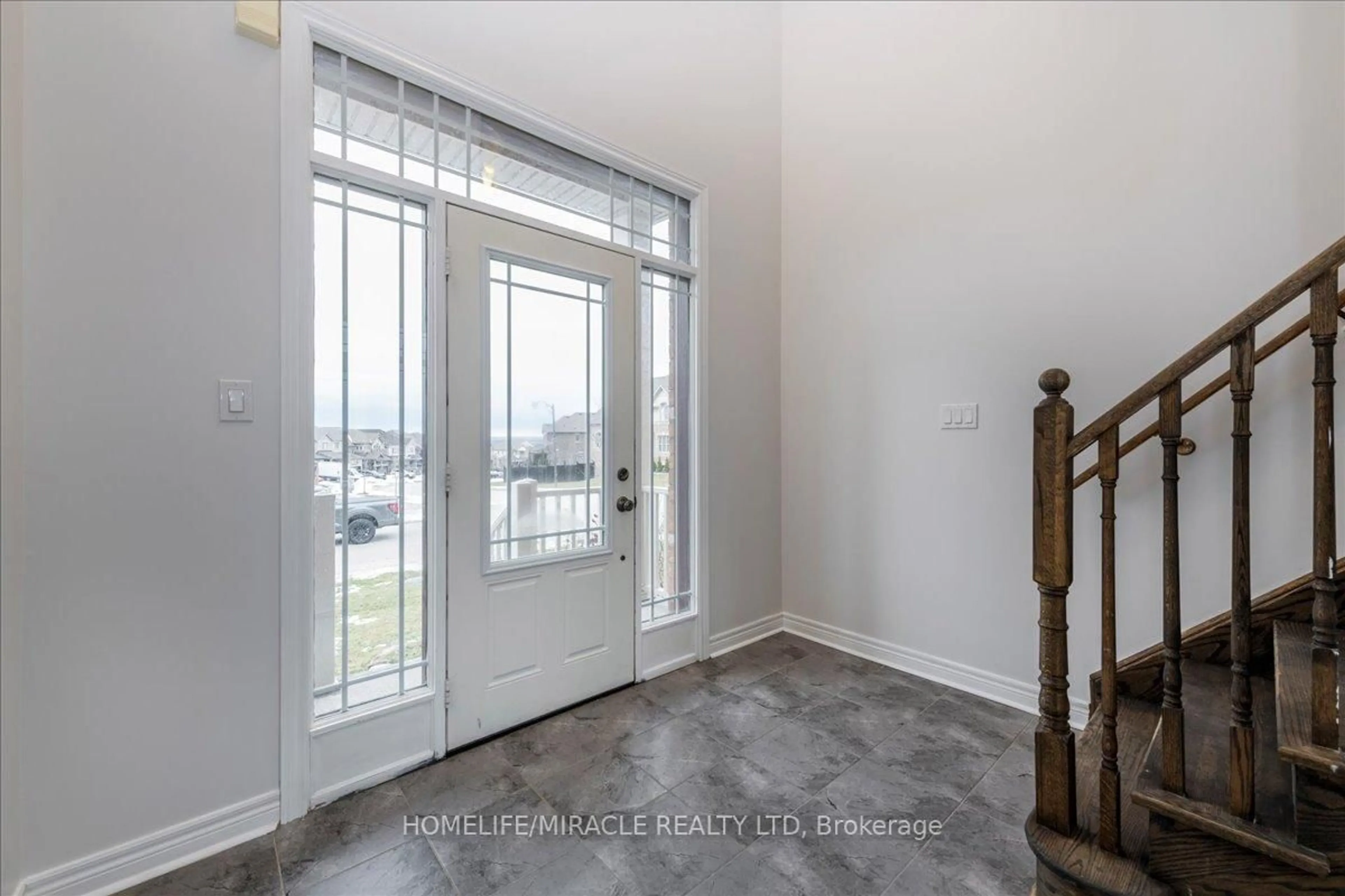 Indoor entryway for 73 Sutcliffe Way, New Tecumseth Ontario L9R 0N8