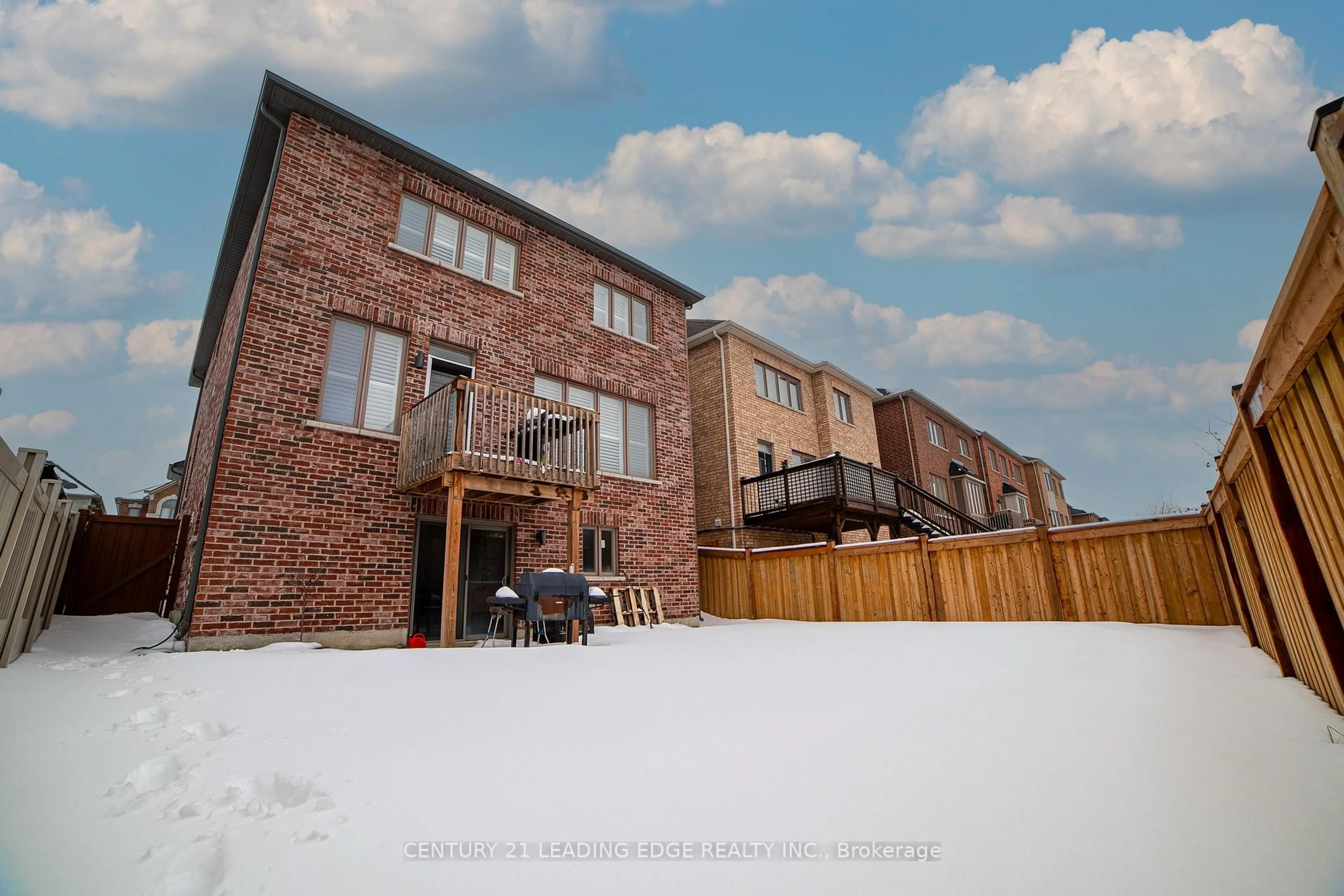 A pic from outside/outdoor area/front of a property/back of a property/a pic from drone, building for 28 Prosperity Way, East Gwillimbury Ontario L9N 0V1