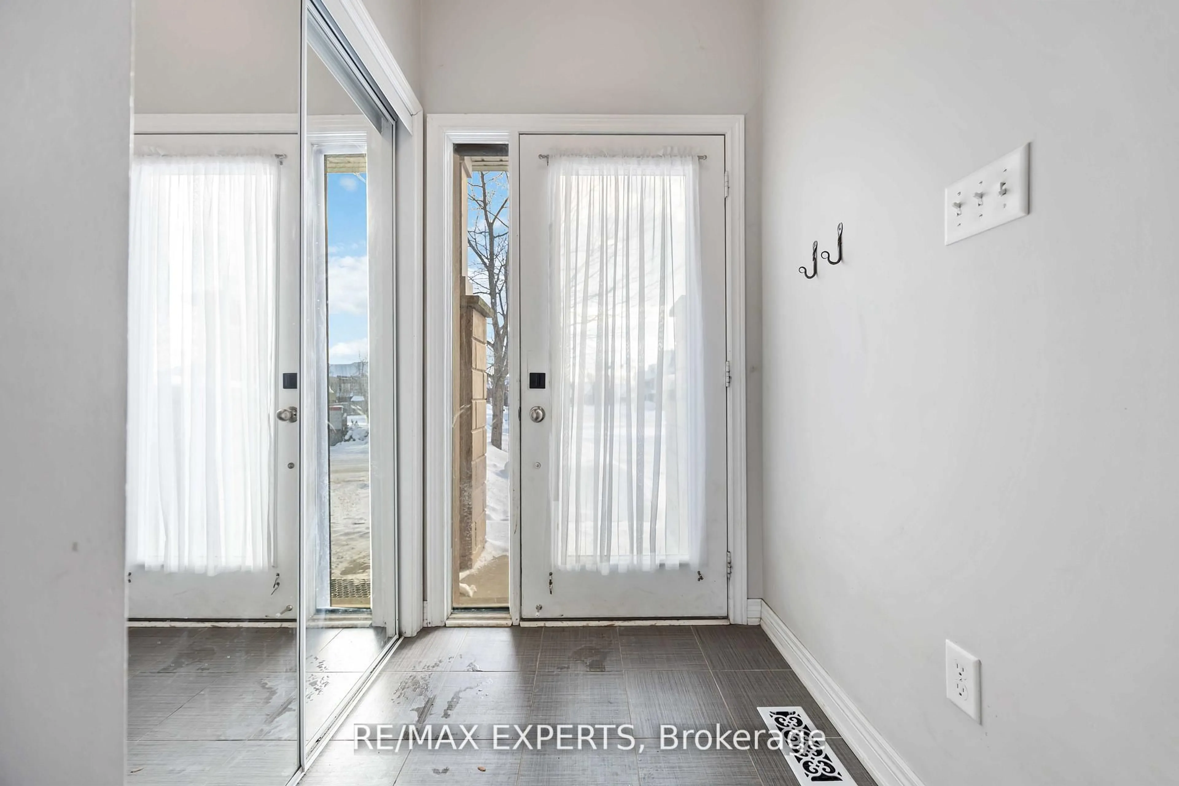 Indoor entryway for 5 Lodestone Lane, Whitchurch-Stouffville Ontario L4A 0W6