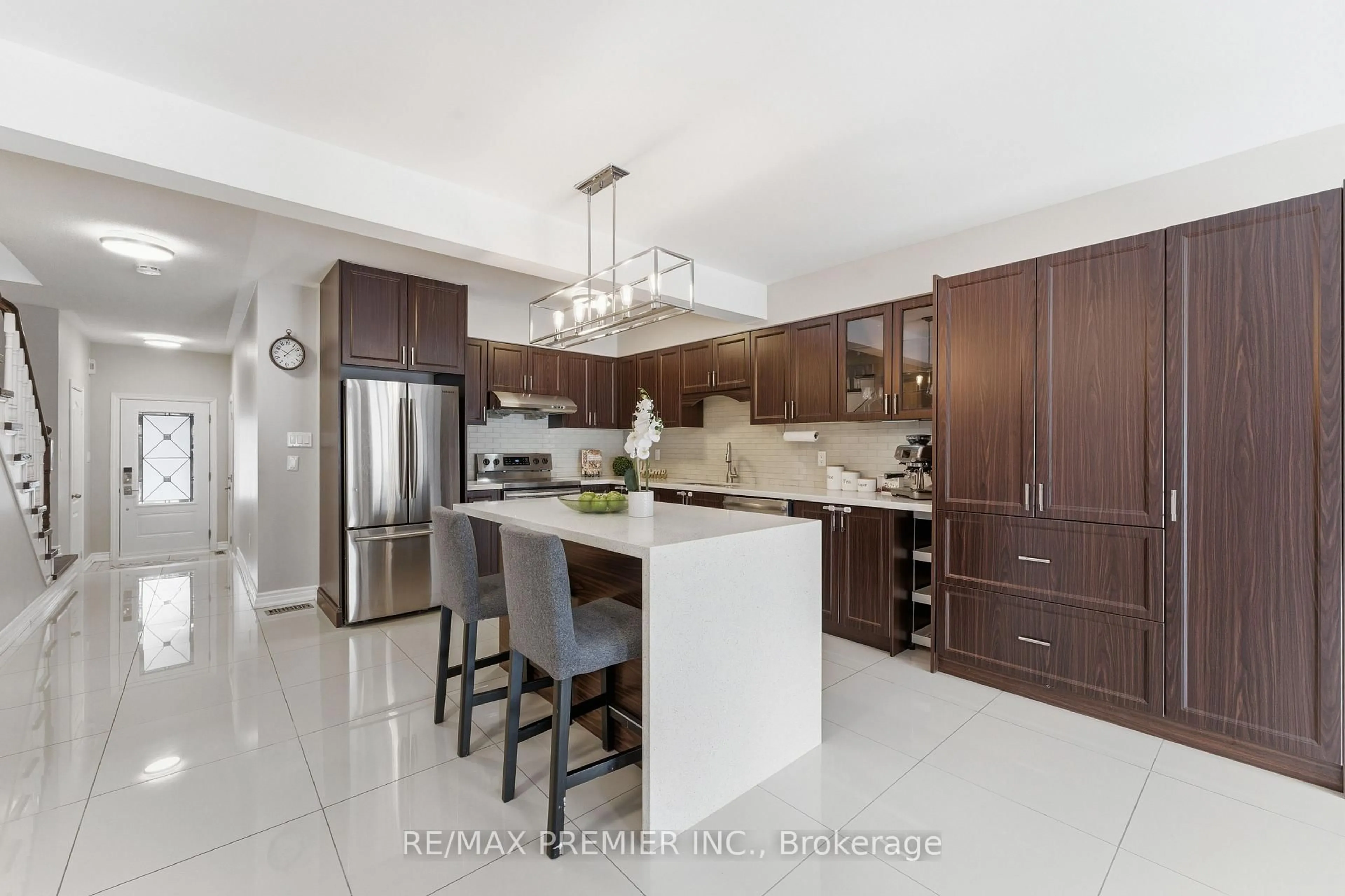 Open concept kitchen, ceramic/tile floor for 58 Martini Dr, Richmond Hill Ontario L4S 2T7