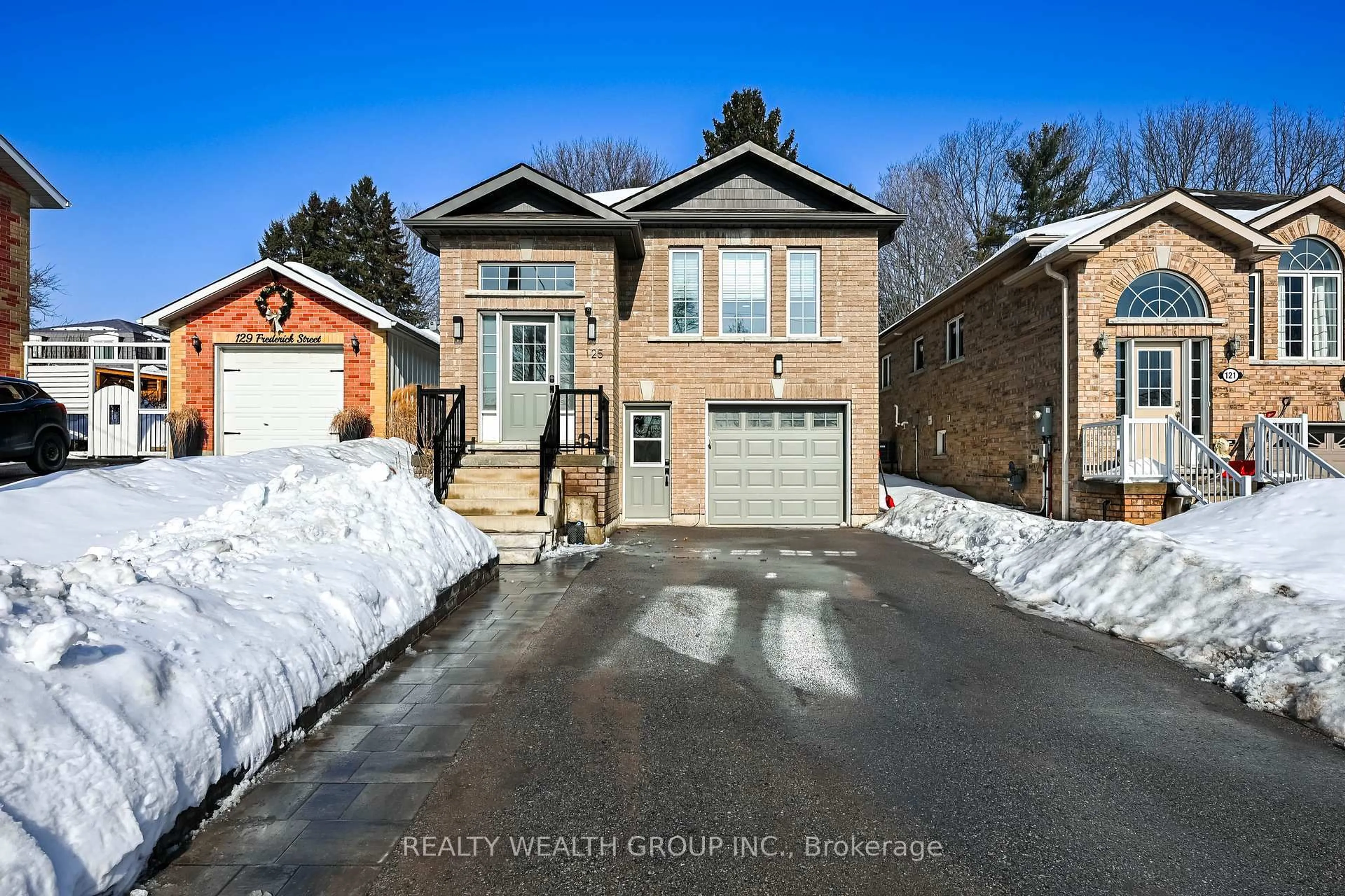 Home with brick exterior material, street for 125 Frederick St, Bradford West Gwillimbury Ontario L3Z 1P7