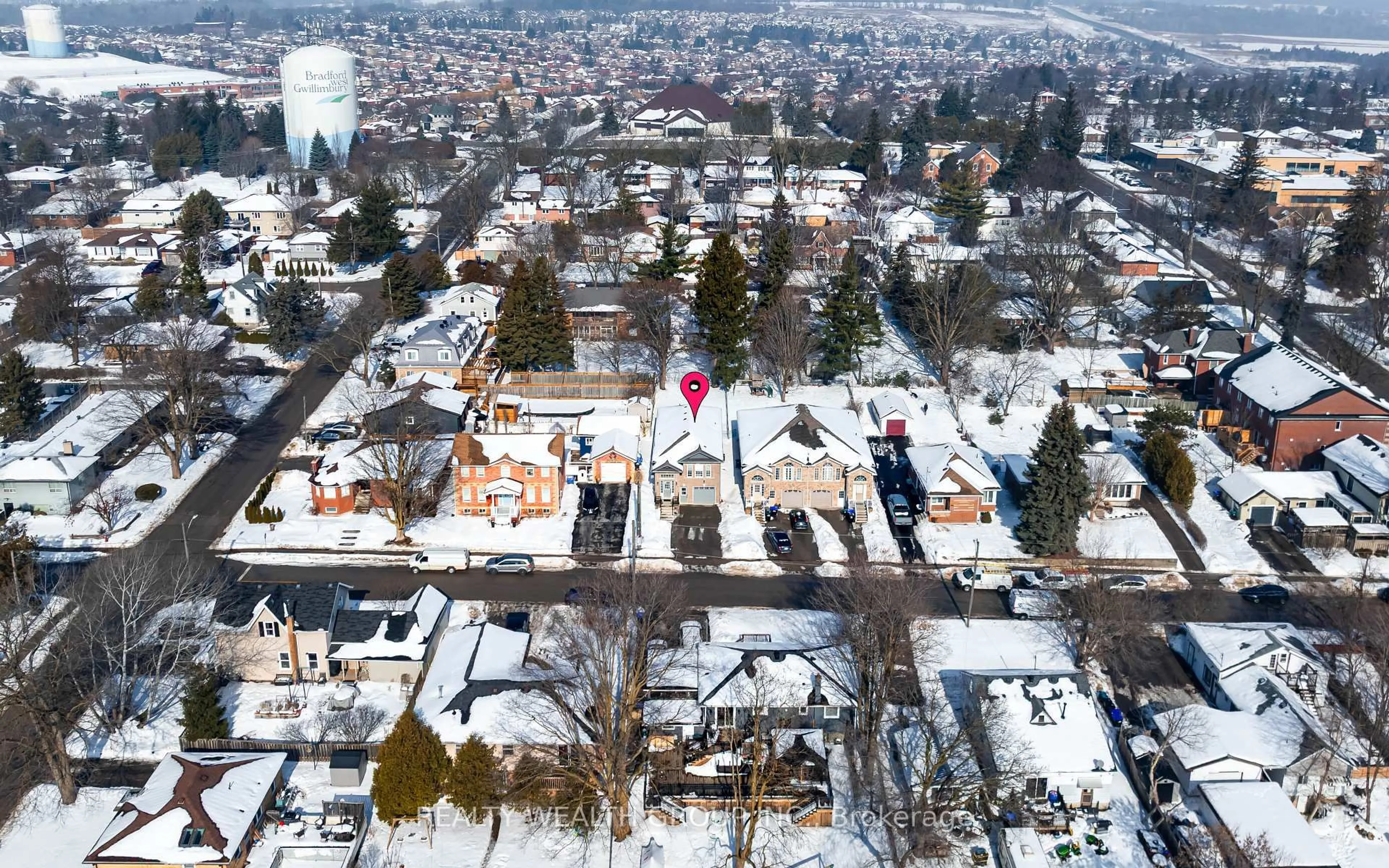A pic from outside/outdoor area/front of a property/back of a property/a pic from drone, unknown for 125 Frederick St, Bradford West Gwillimbury Ontario L3Z 1P7