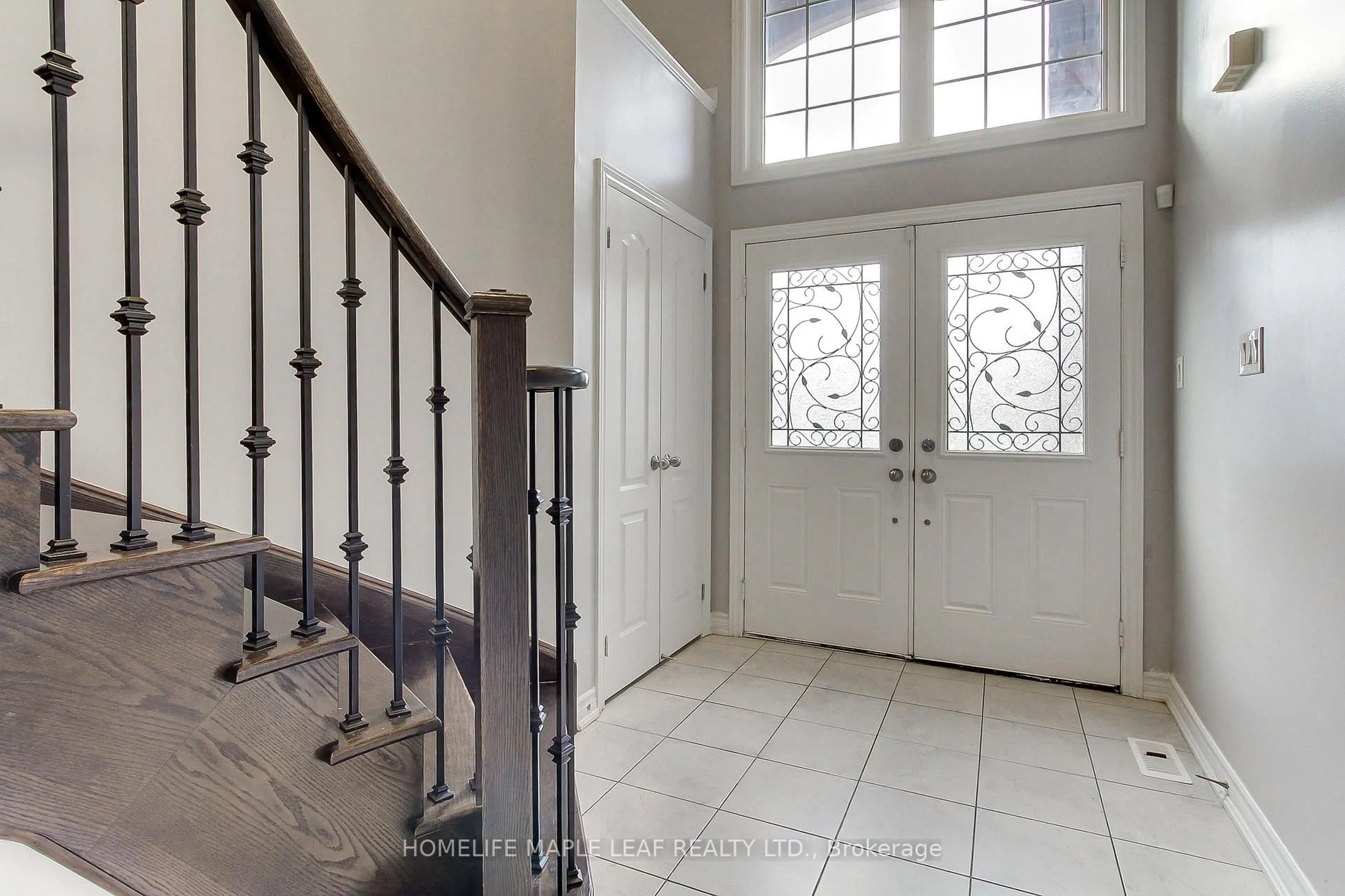 Indoor entryway for 2180 Dawson Cres, Innisfil Ontario L9S 0H1
