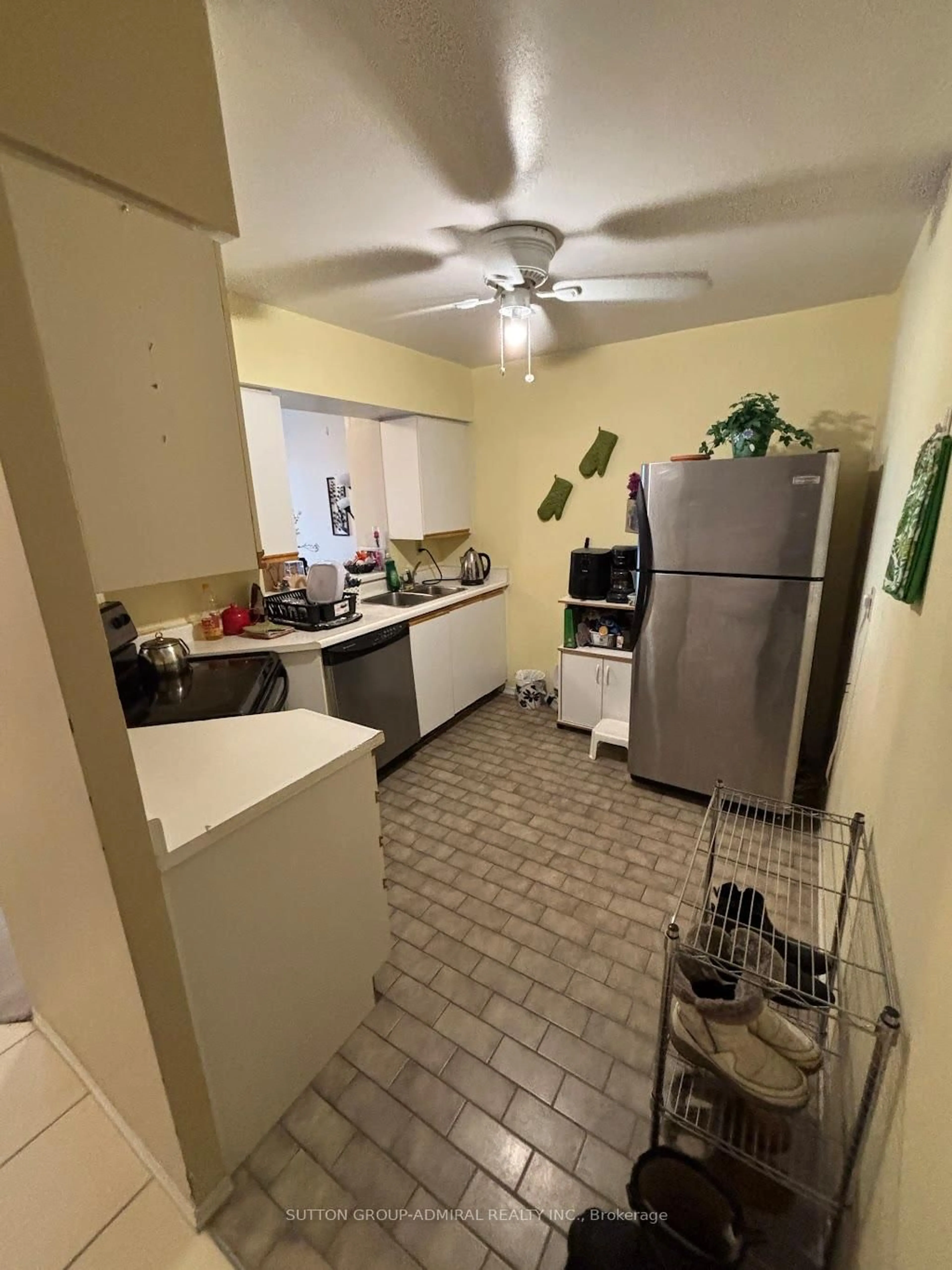 Standard kitchen, unknown for 326 Major Mackenzie Dr #416, Richmond Hill Ontario L4C 8T4