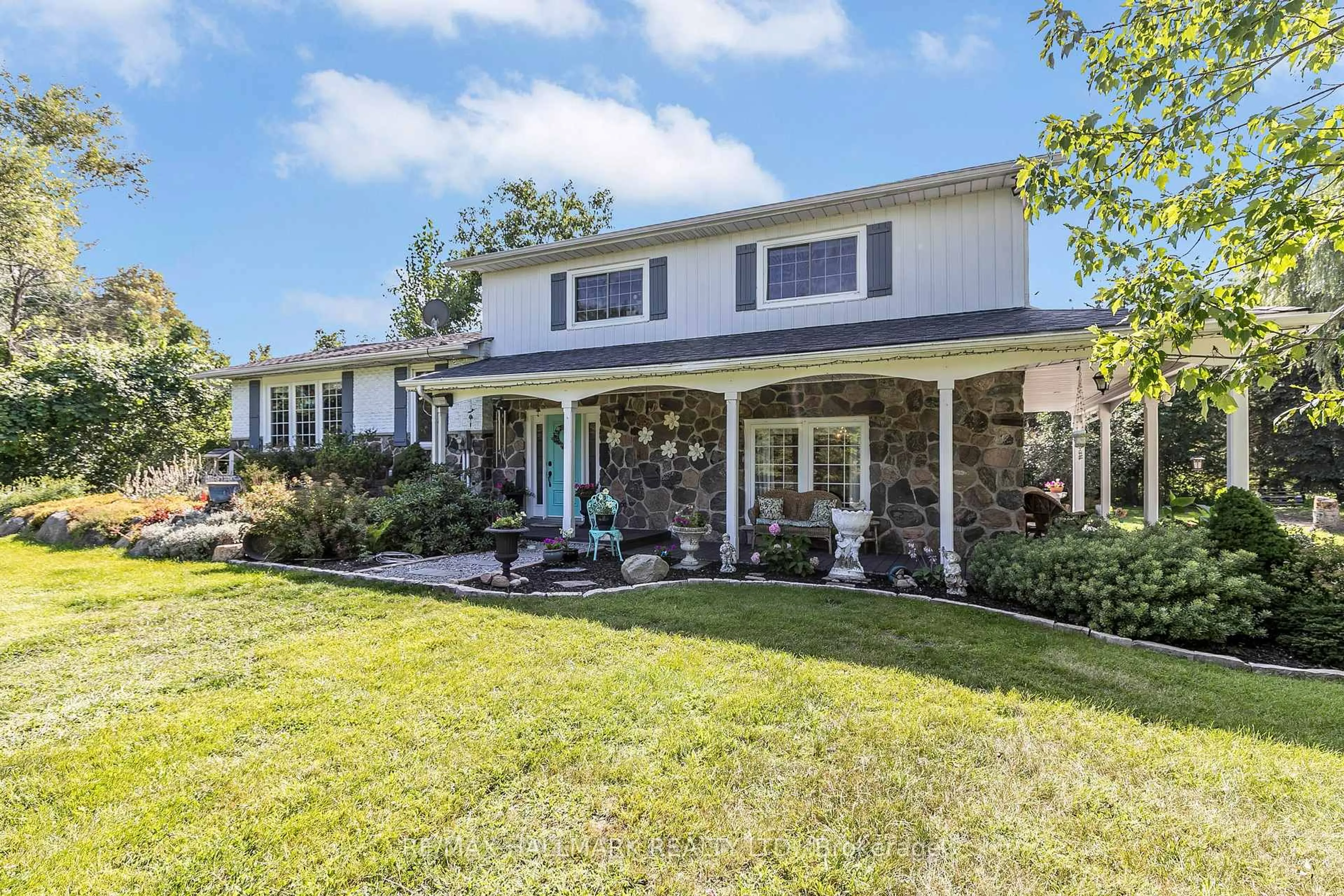 Home with vinyl exterior material, street for 2230 Spring St, Innisfil Ontario L9S 2B6