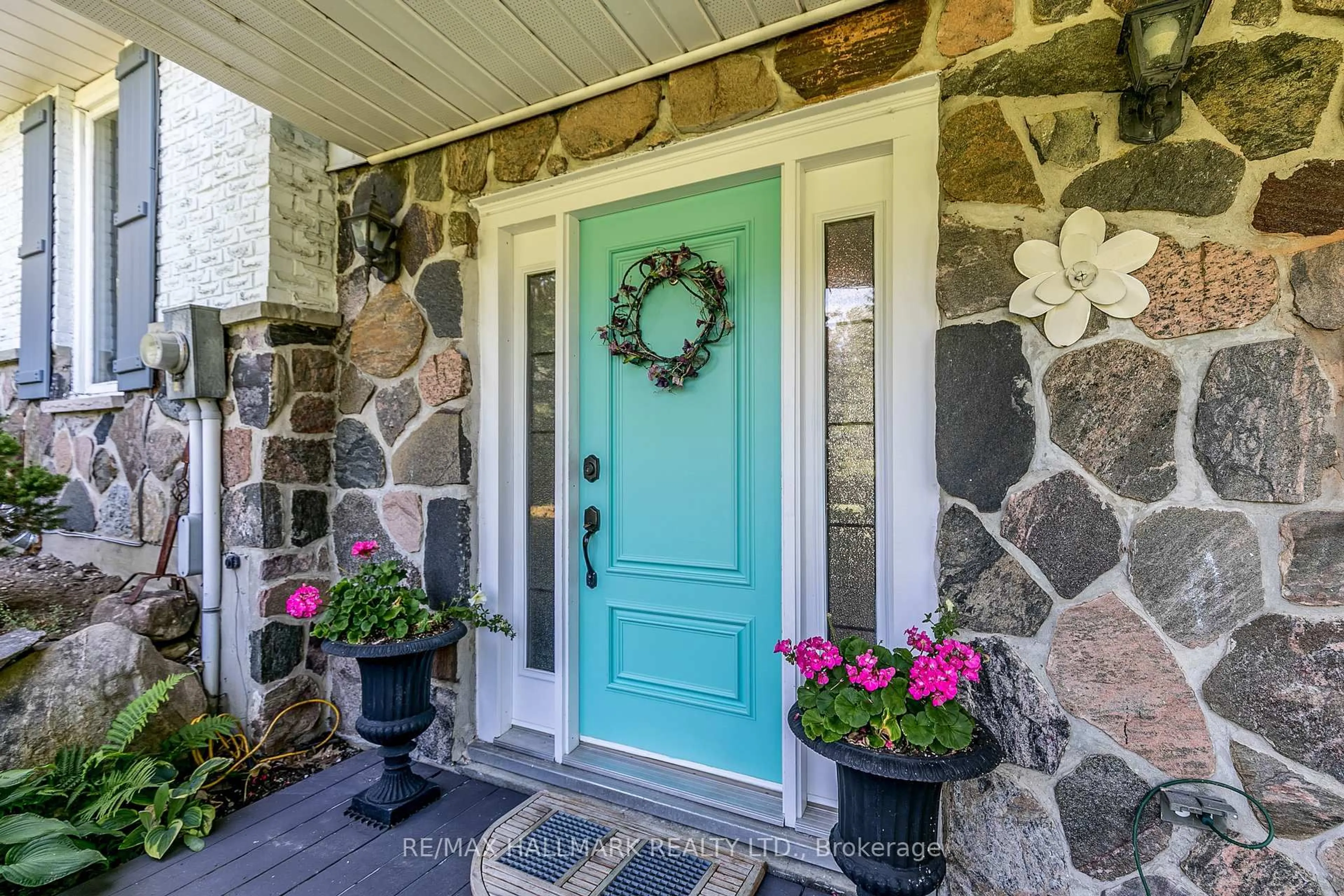 Indoor entryway for 2230 Spring St, Innisfil Ontario L9S 2B6