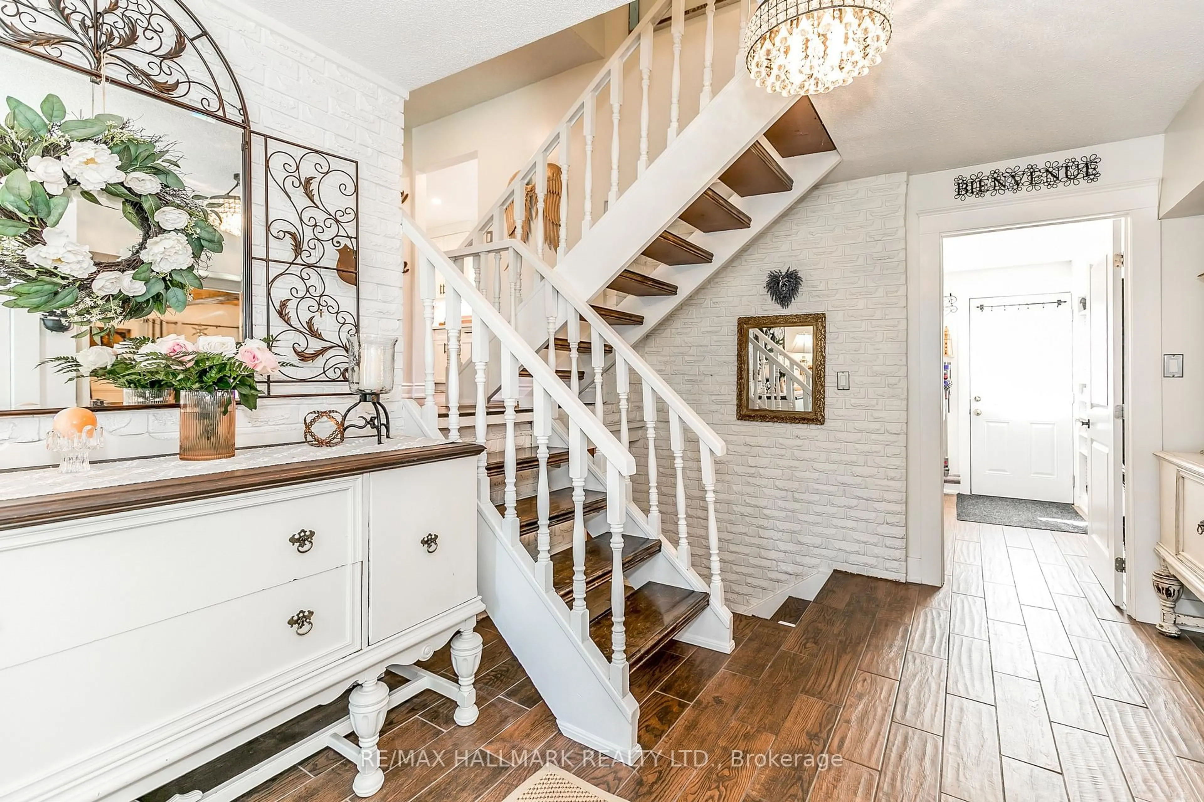 Indoor entryway for 2230 Spring St, Innisfil Ontario L9S 2B6