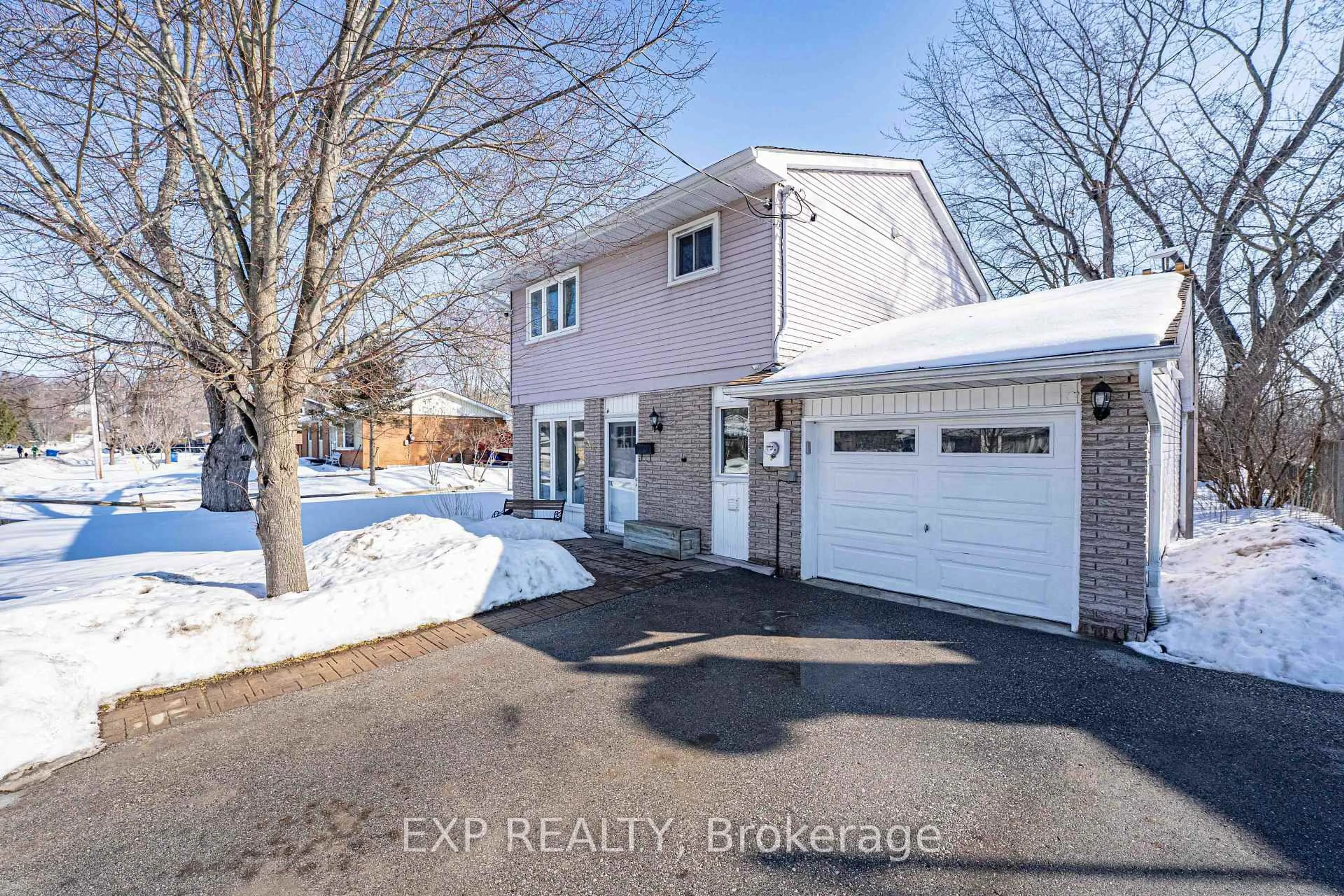 A pic from outside/outdoor area/front of a property/back of a property/a pic from drone, street for 367 Adeline Dr, Georgina Ontario L4P 3C4