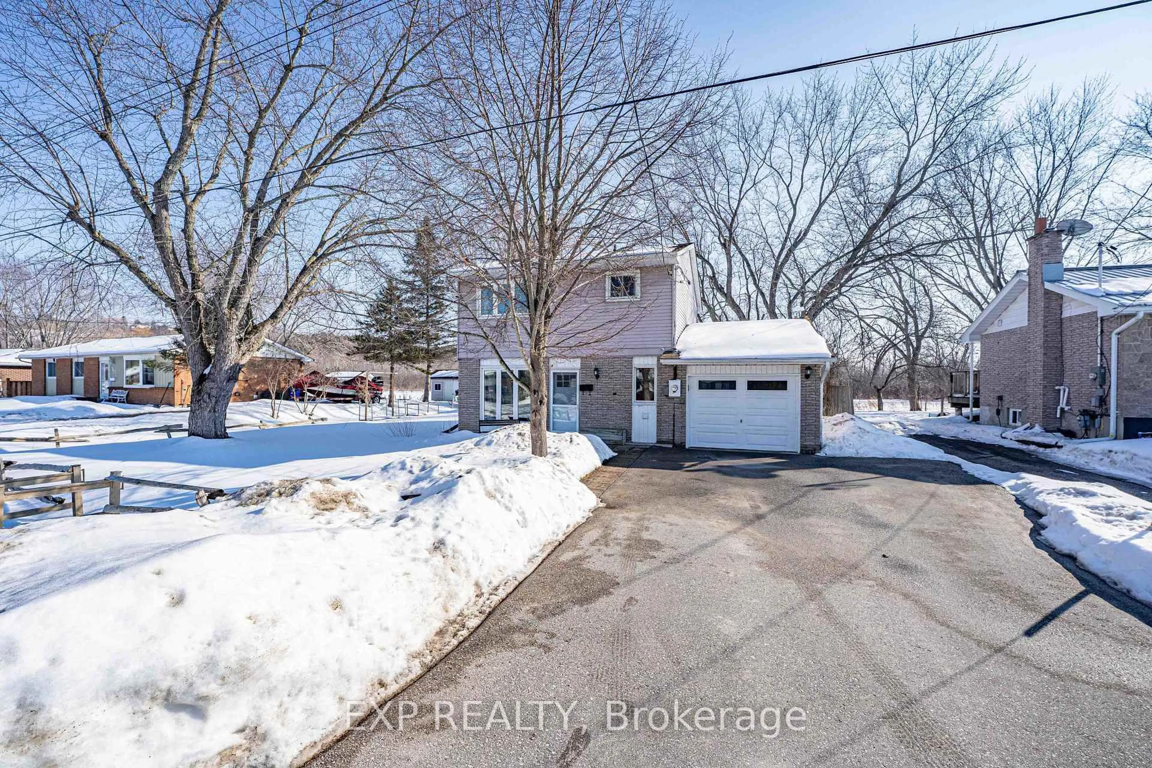 A pic from outside/outdoor area/front of a property/back of a property/a pic from drone, street for 367 Adeline Dr, Georgina Ontario L4P 3C4