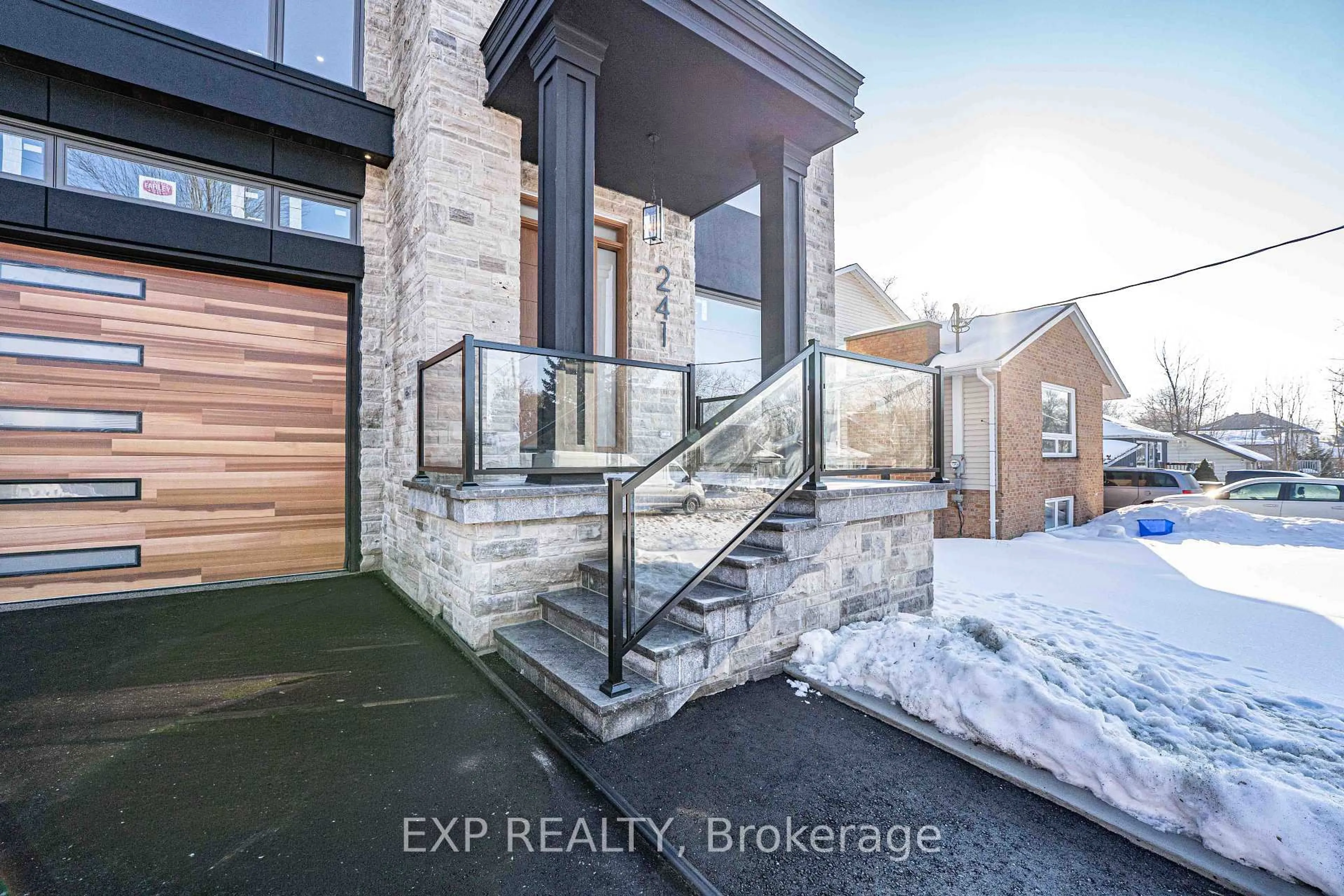 Indoor entryway for 241 Parkway Ave, Georgina Ontario L4P 2W1