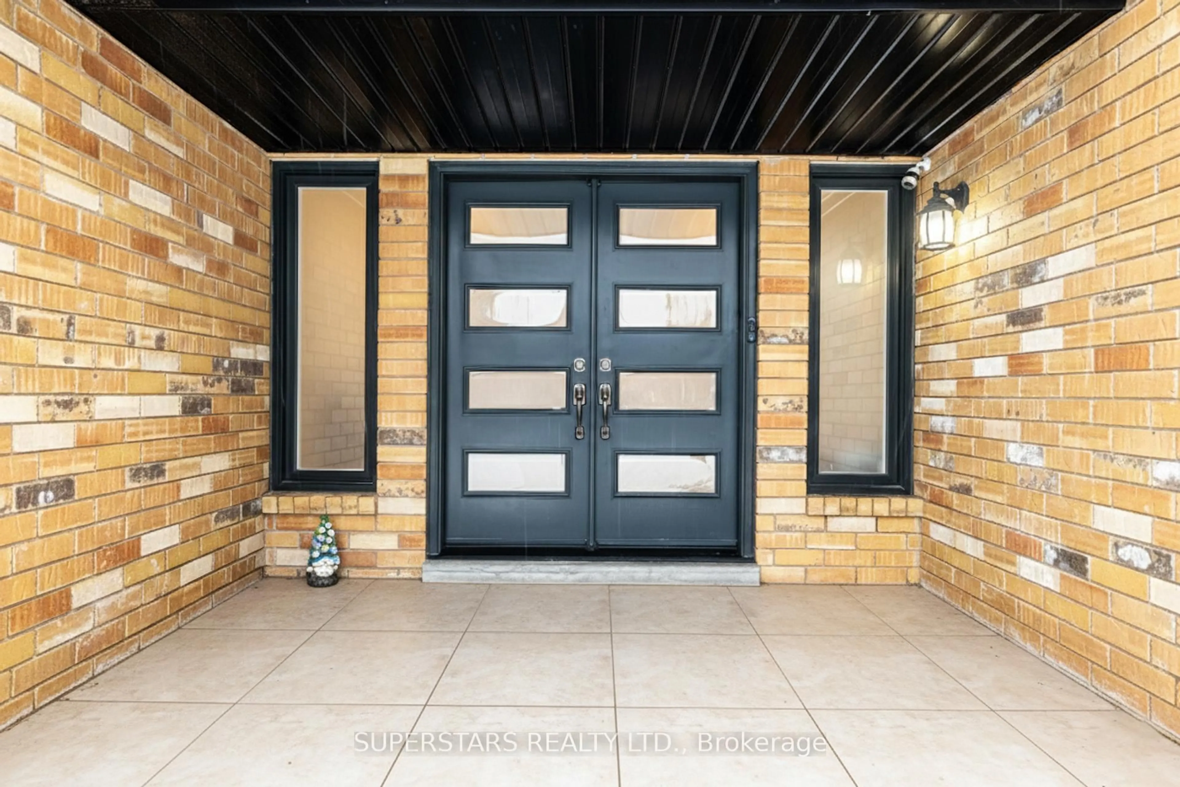 Indoor entryway for 622 Lyman Blvd, Newmarket Ontario L3X 1V9