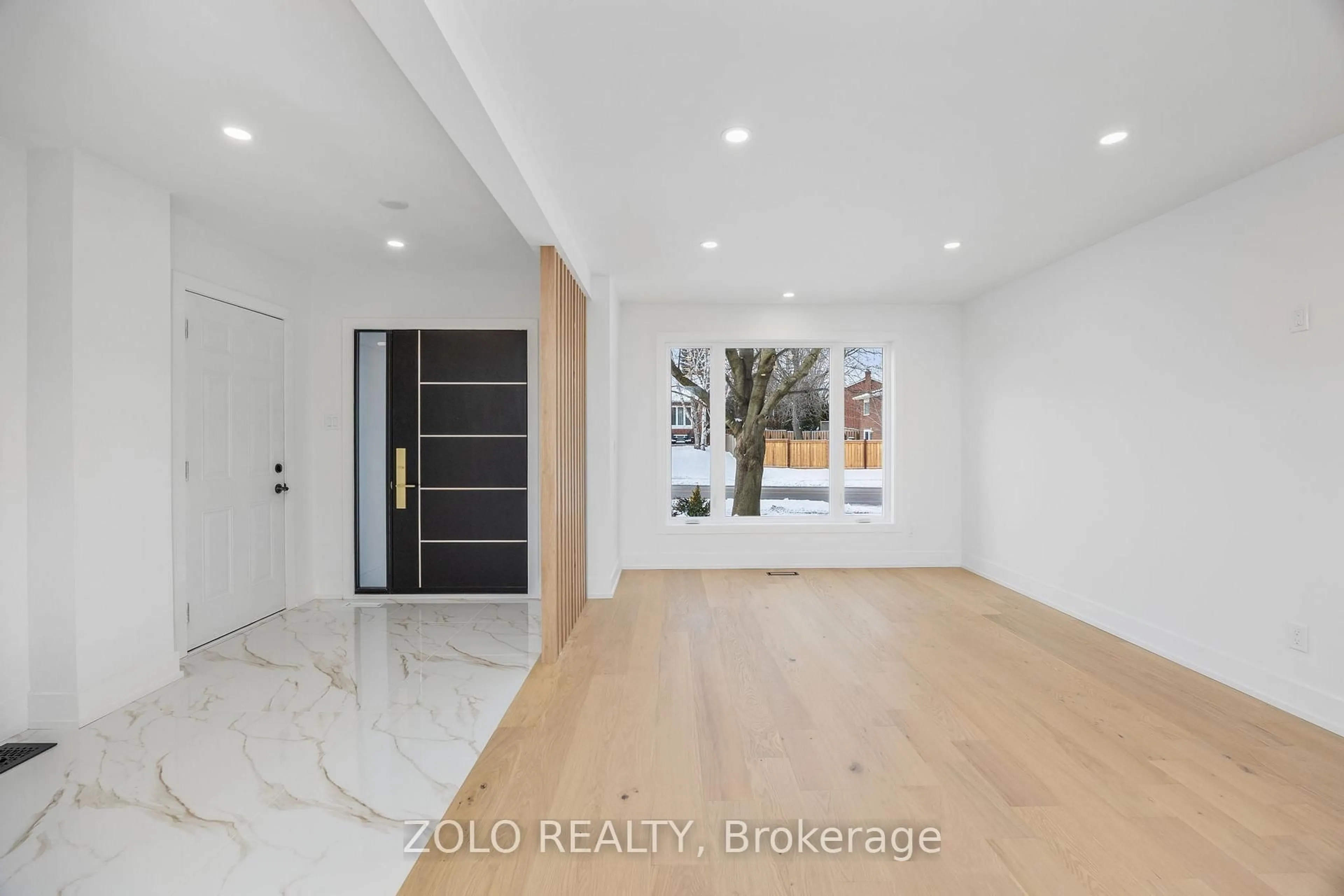 Indoor entryway for 124 Kingston Rd, Newmarket Ontario L3Y 5W7