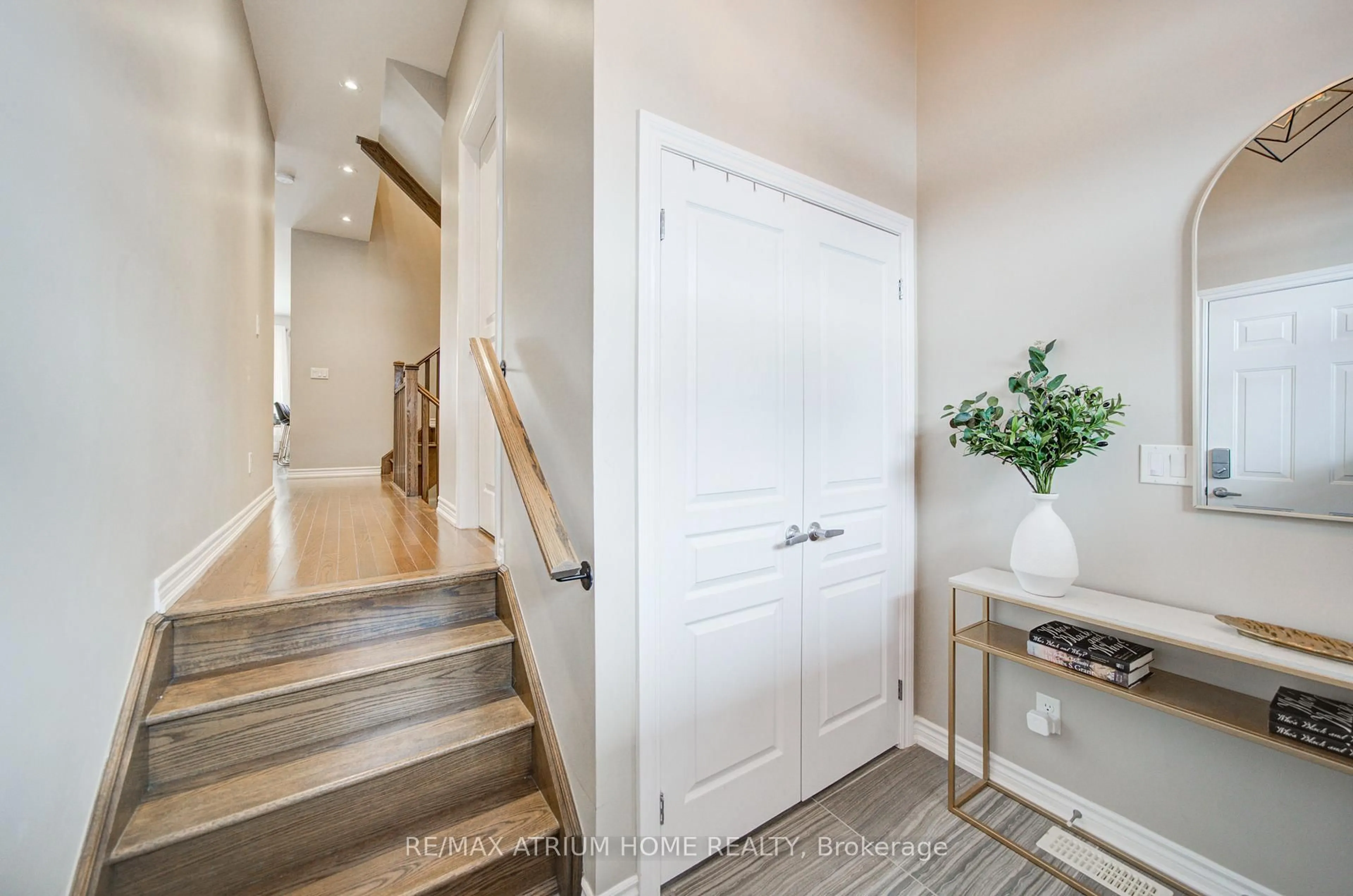 Indoor entryway for 122 Chessington Ave, East Gwillimbury Ontario L9N 0R6